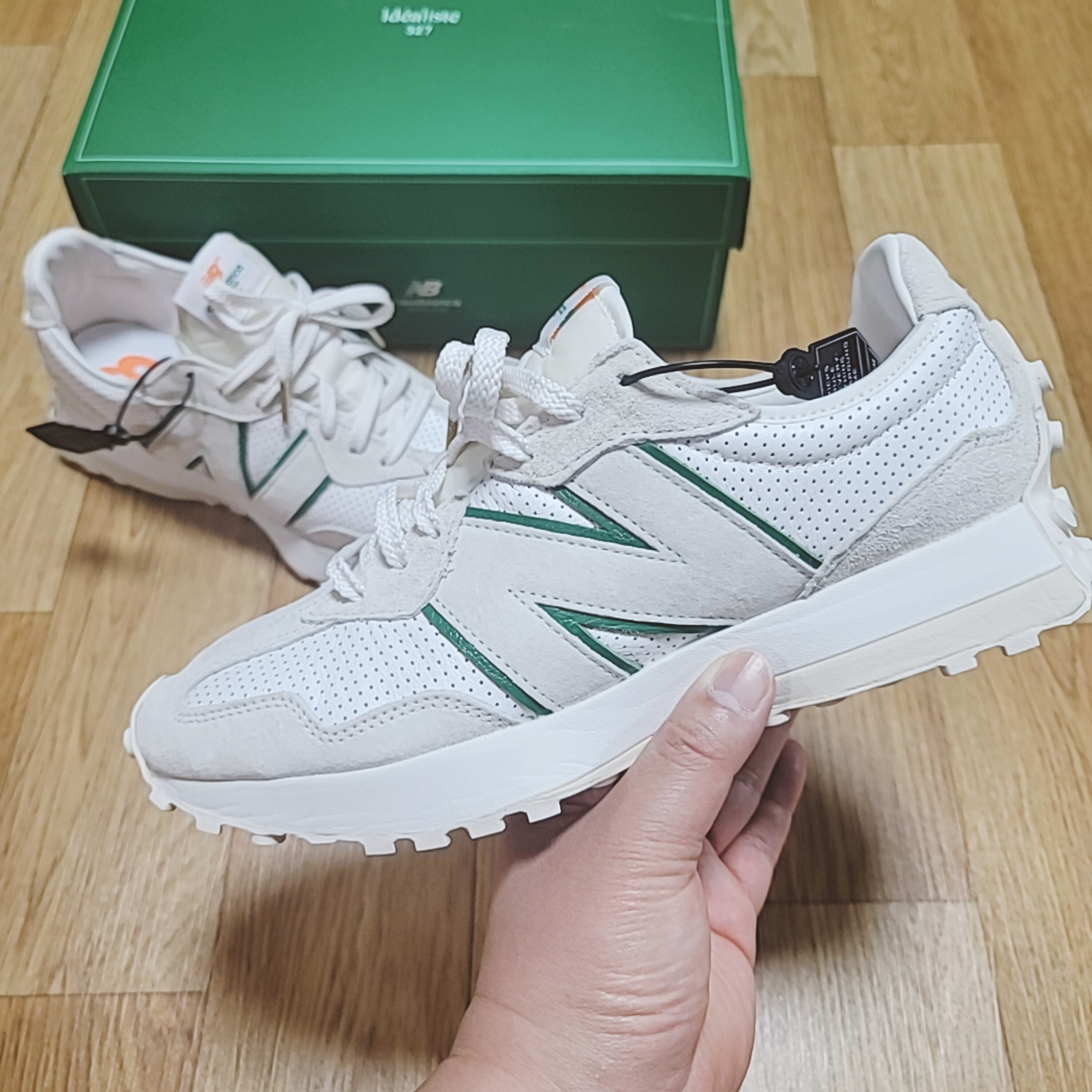 New Balance x Casablanca 327 Idealist Off White Green 착용 스타일 - 2