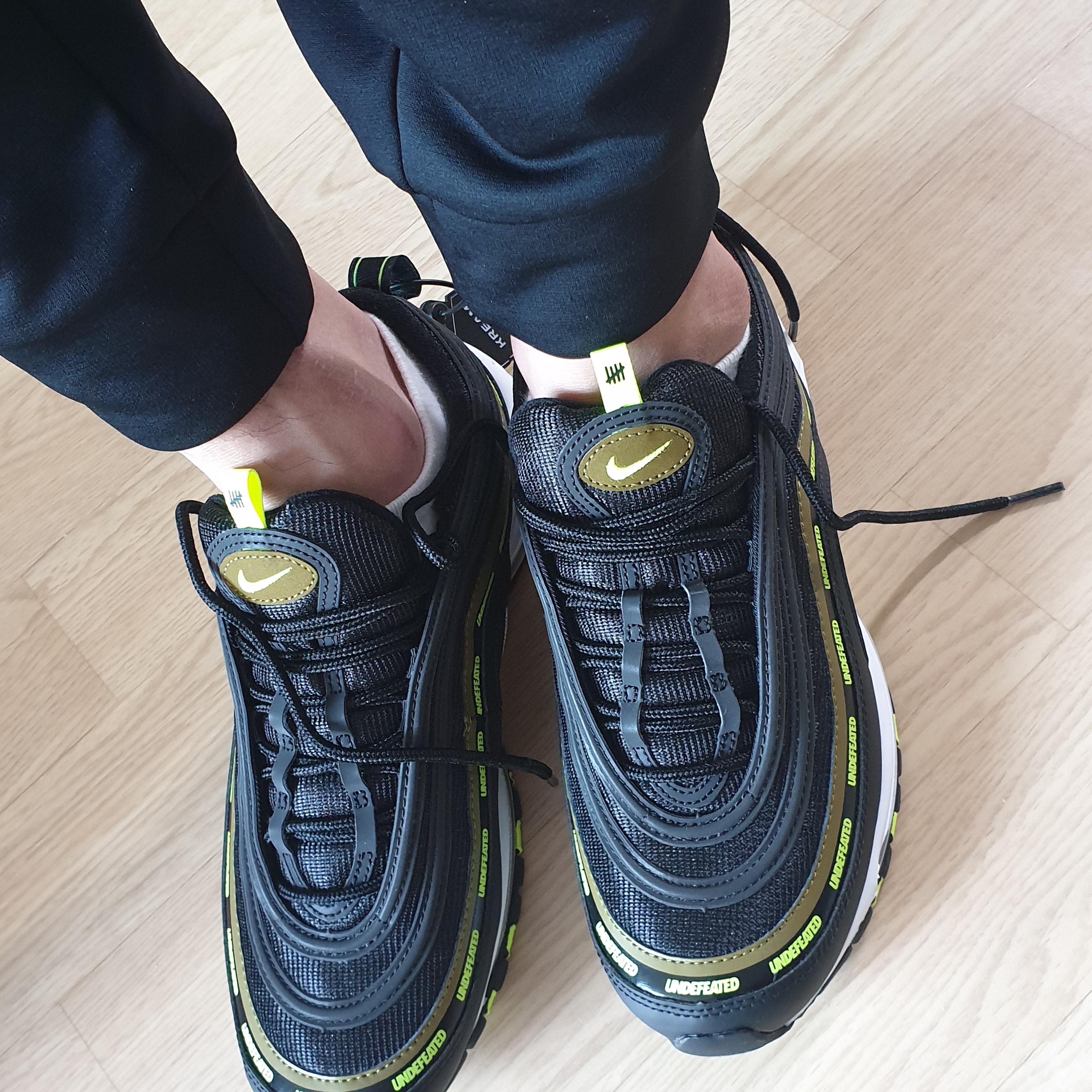 Nike x Undefeated Air Max 97 Black Volt 착용 스타일 - 3