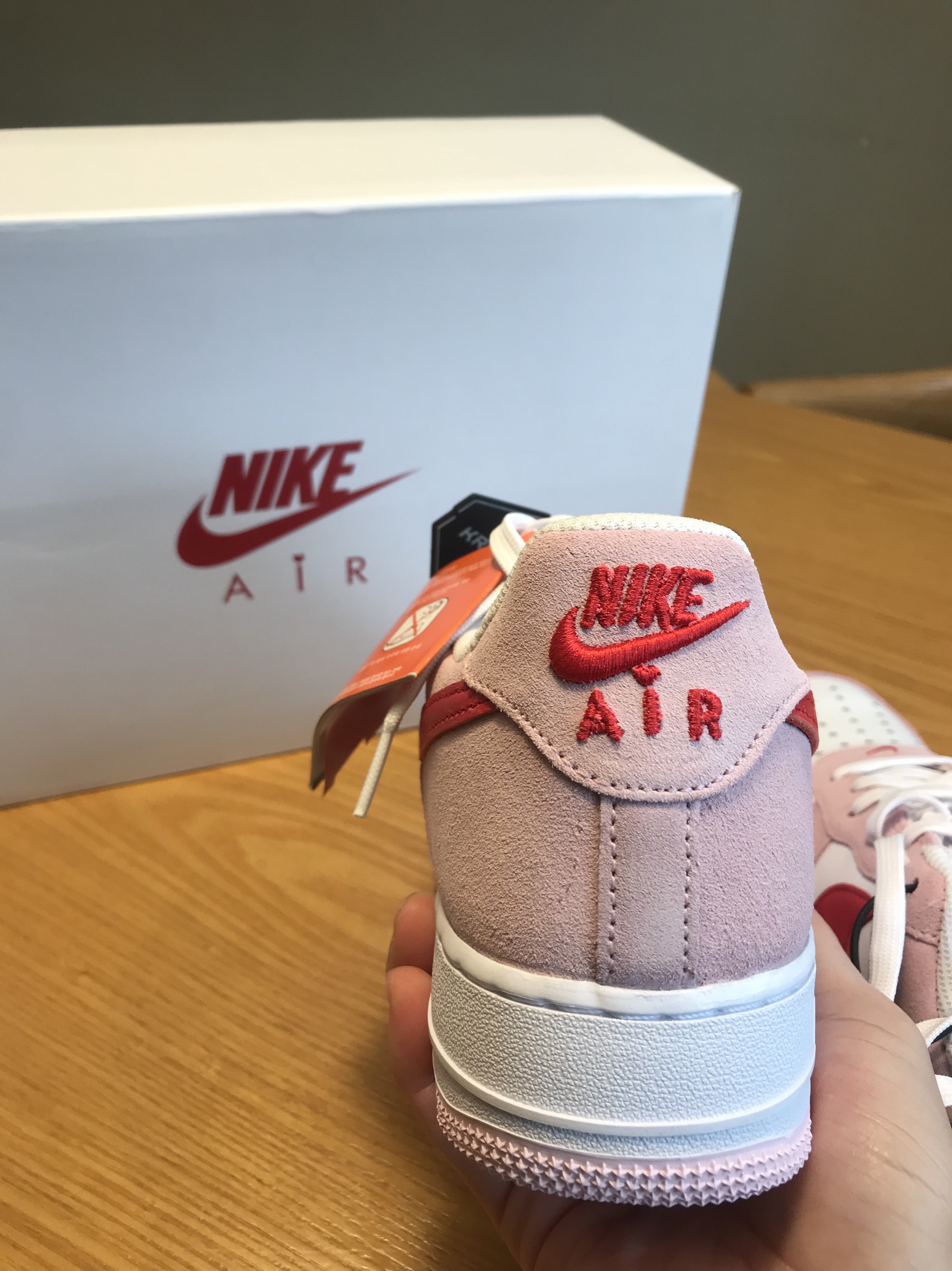 Nike Air Force 1 '07 QS Valentine's Day 착용 스타일 - 3