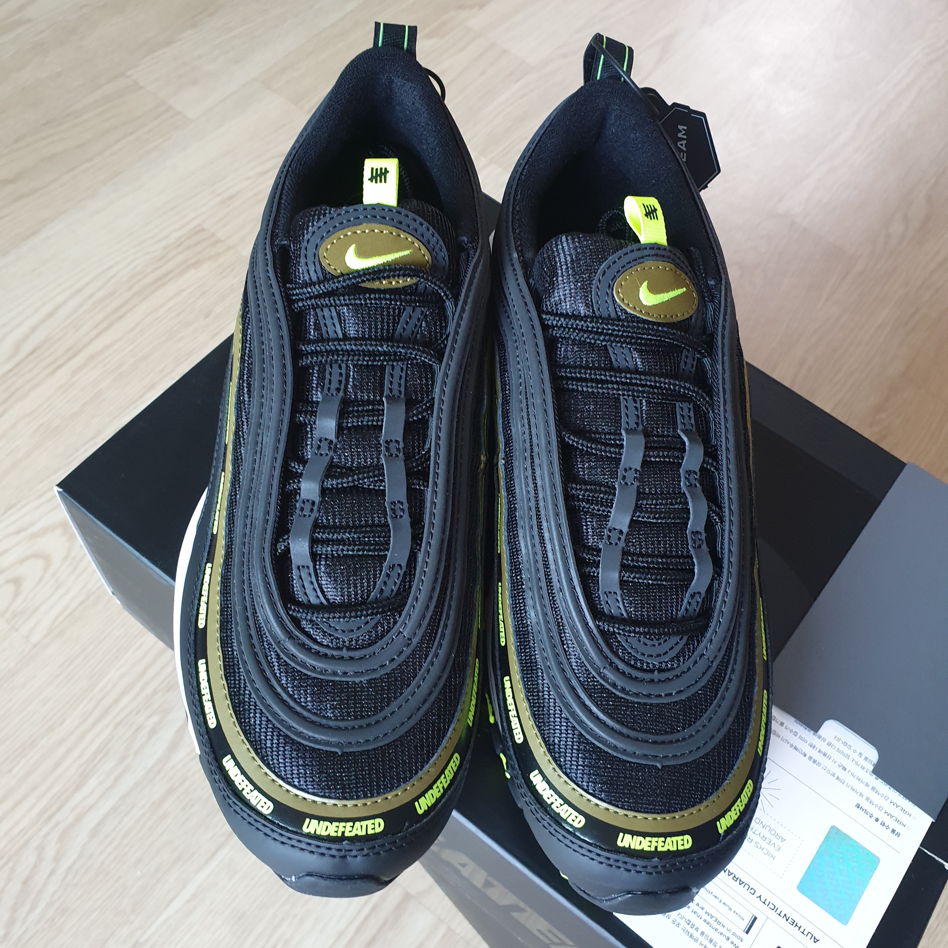 Nike x Undefeated Air Max 97 Black Volt 착용 스타일 - 1