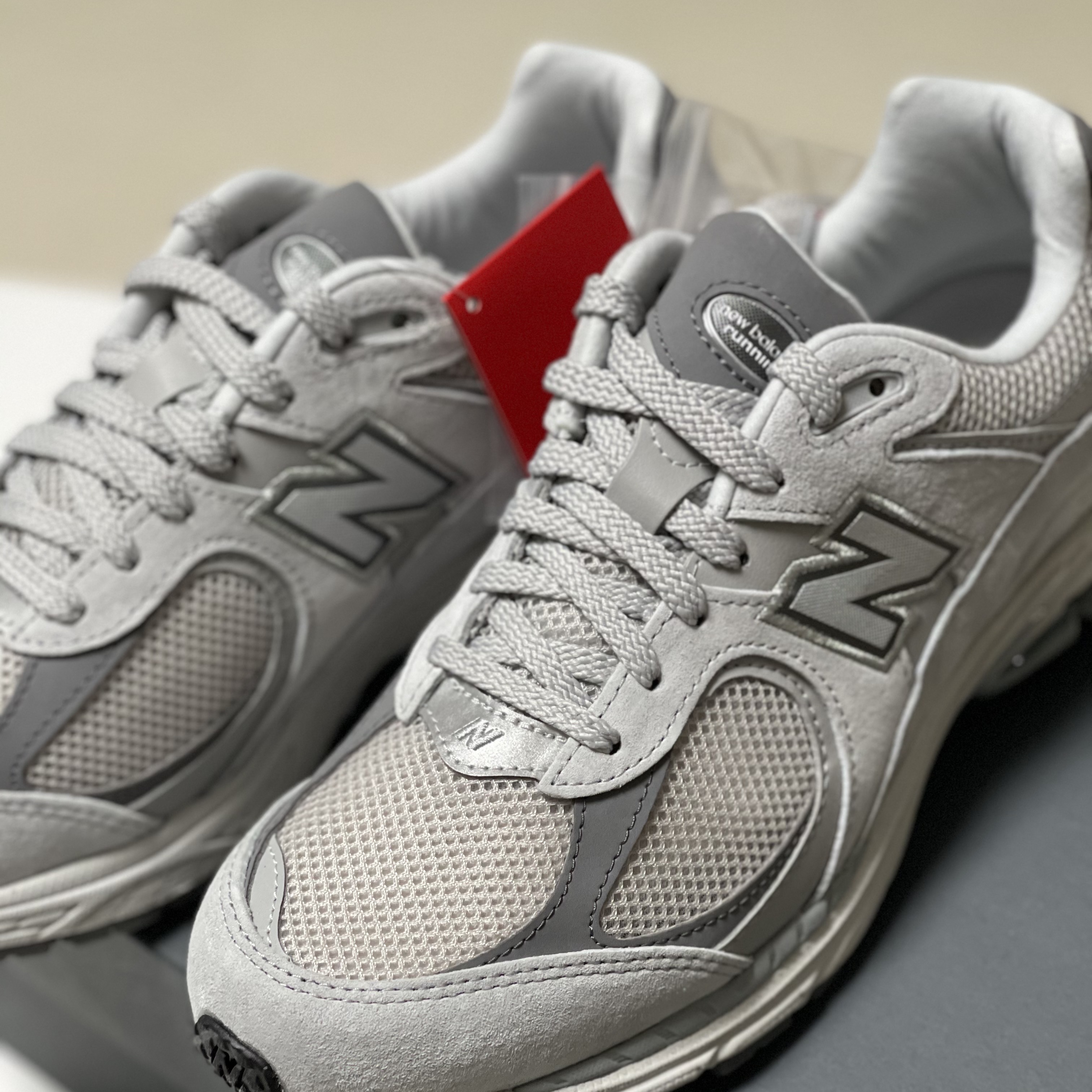 New Balance 2002R T2 Gray, New Balance 2002R Gray 착용 스타일 - 1