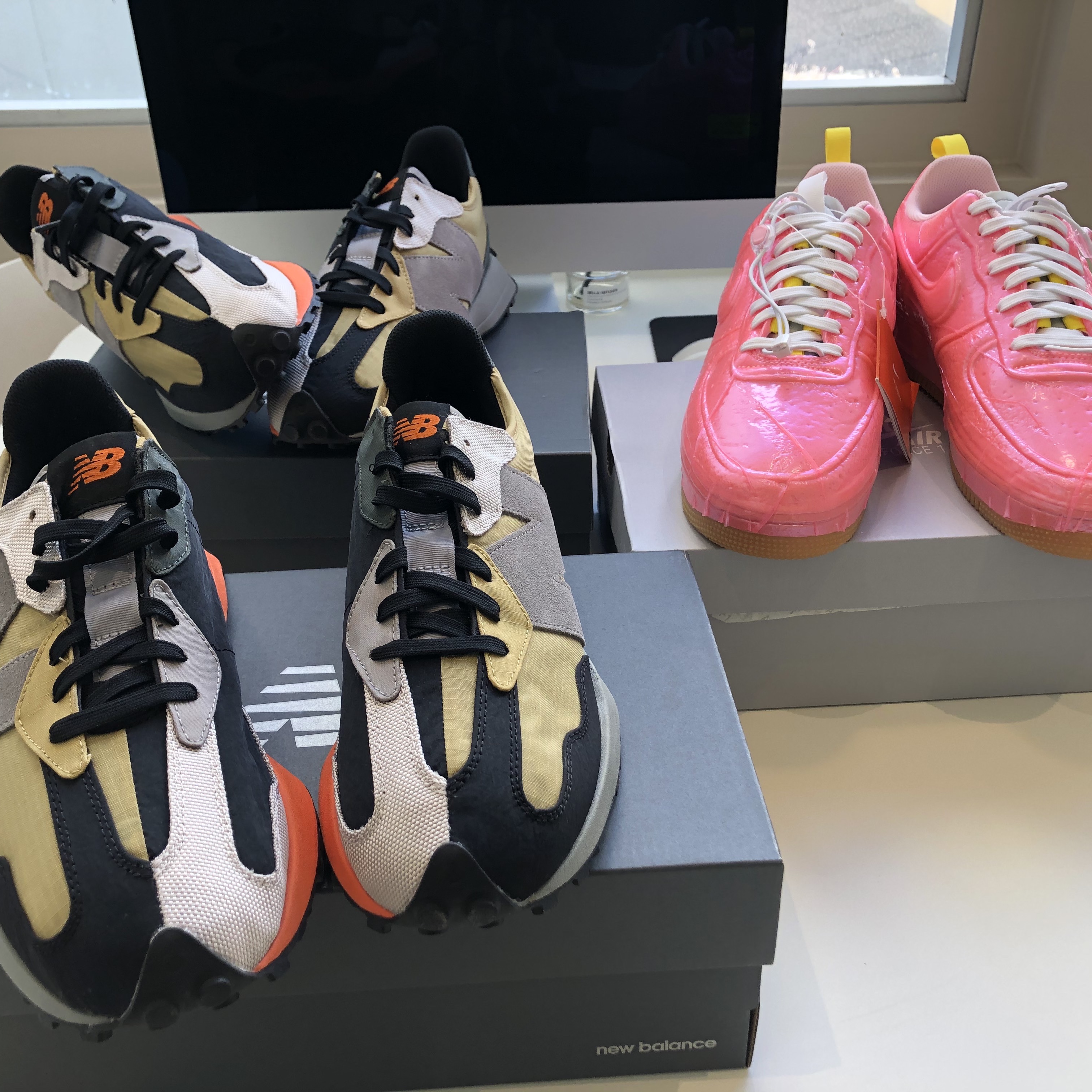 New Balance 327 Golden Poppy, Nike Air Force 1 Experimental Racer Pink 착용 스타일