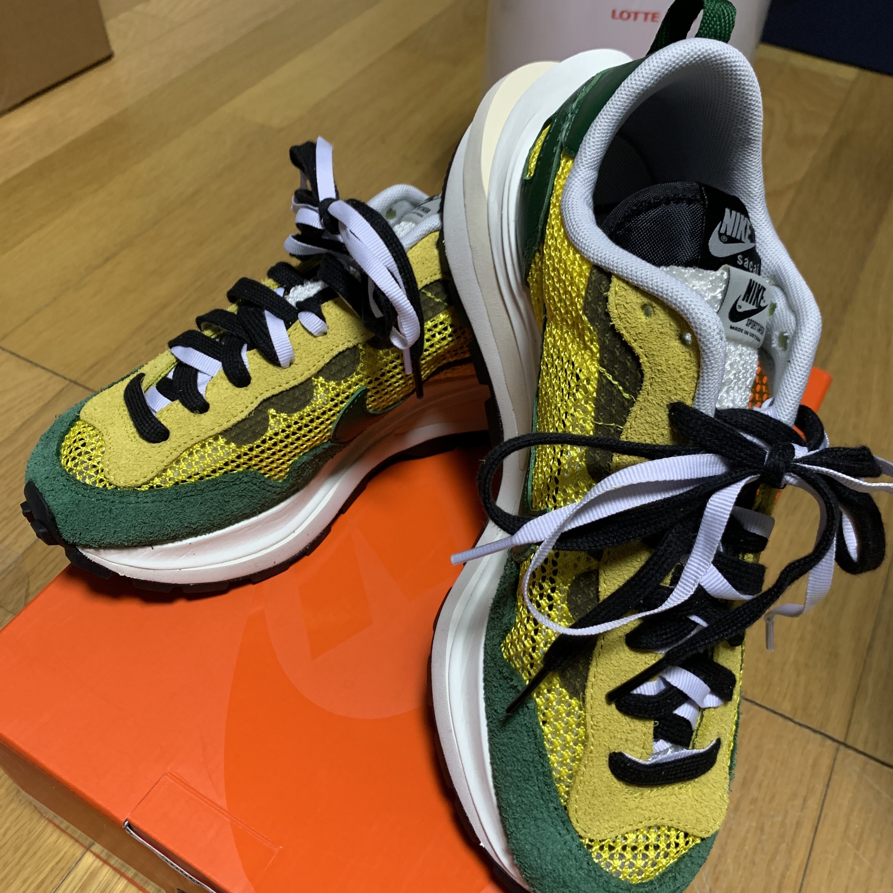 Nike x Sacai VaporWaffle Tour Yellow & Gorge Green Sail 착용 스타일 - 2