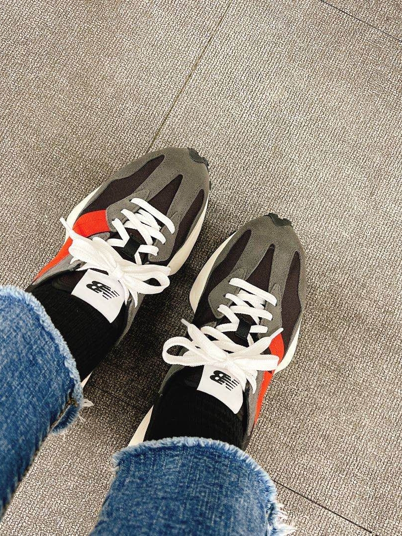 New Balance 327 Magnet Team Red 착용 스타일 - 1