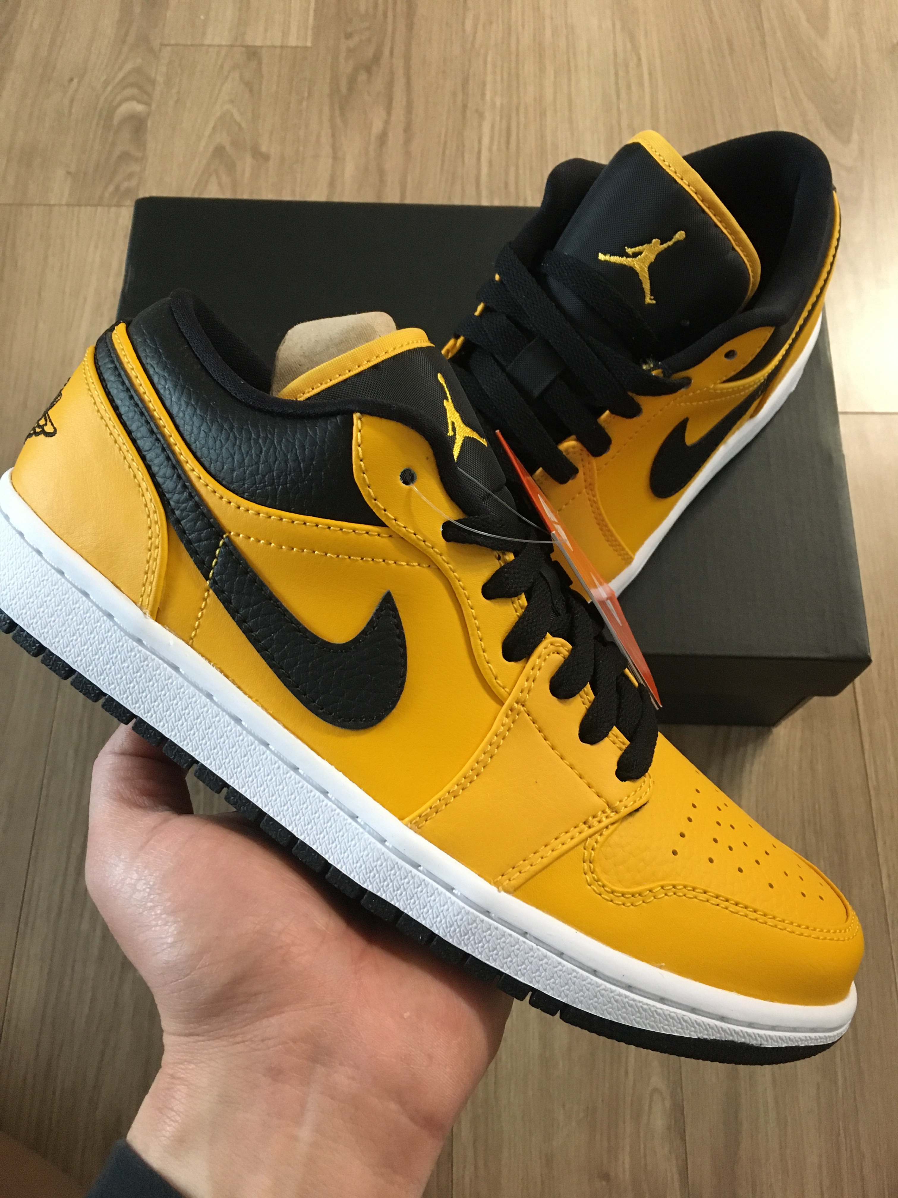 Jordan 1 Low University Gold Black 착용 스타일 - 1