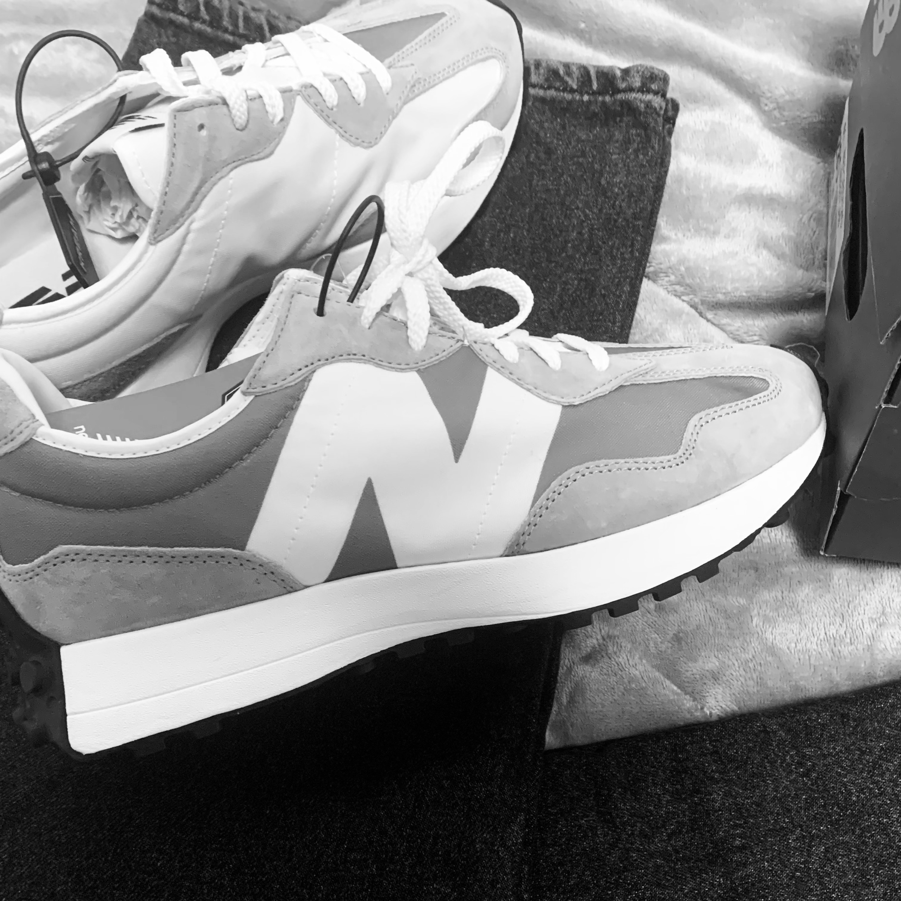 New Balance 327 Grey 착용 스타일 - 3
