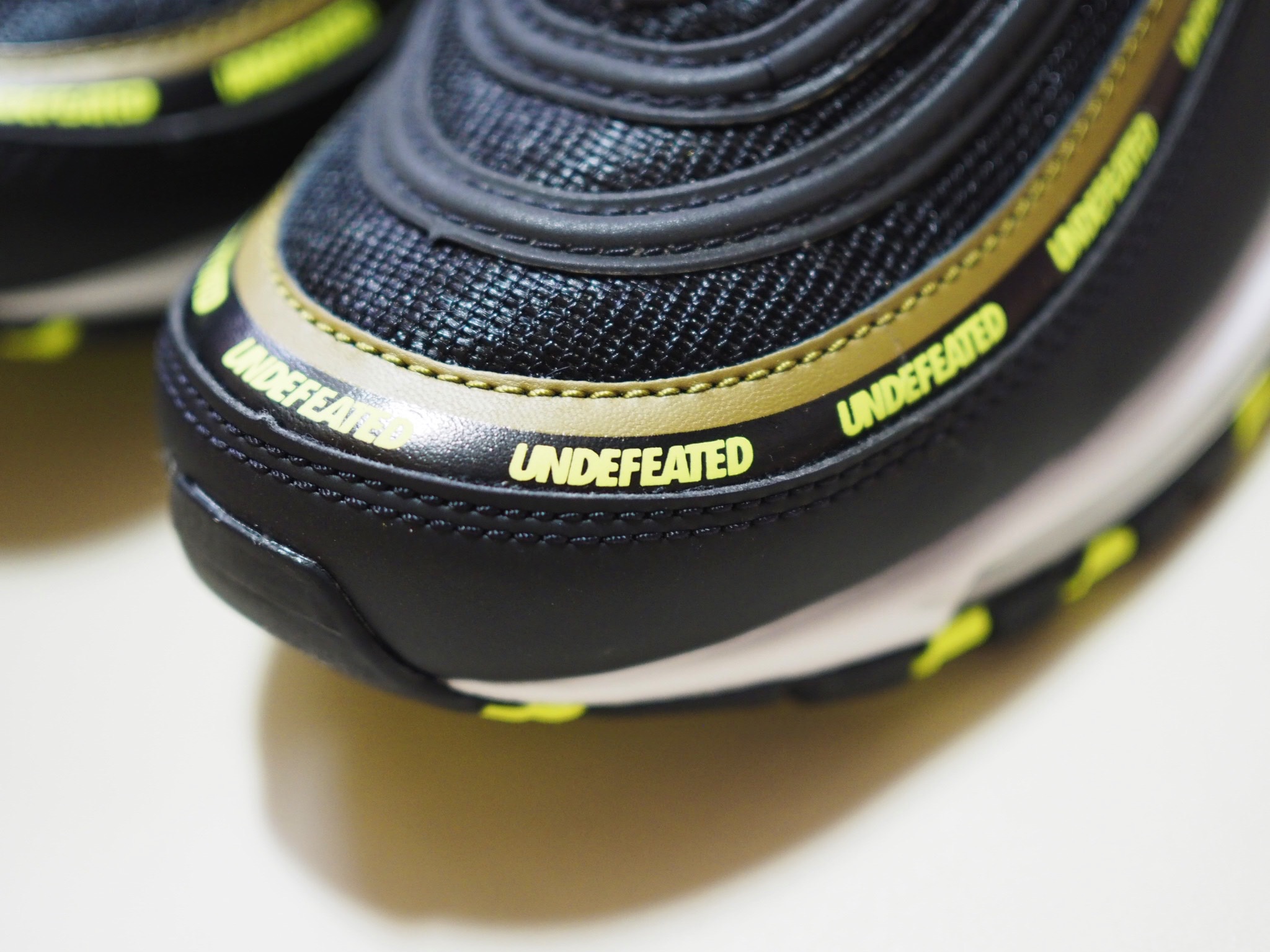 Nike x Undefeated Air Max 97 Black Volt 착용 스타일 - 3