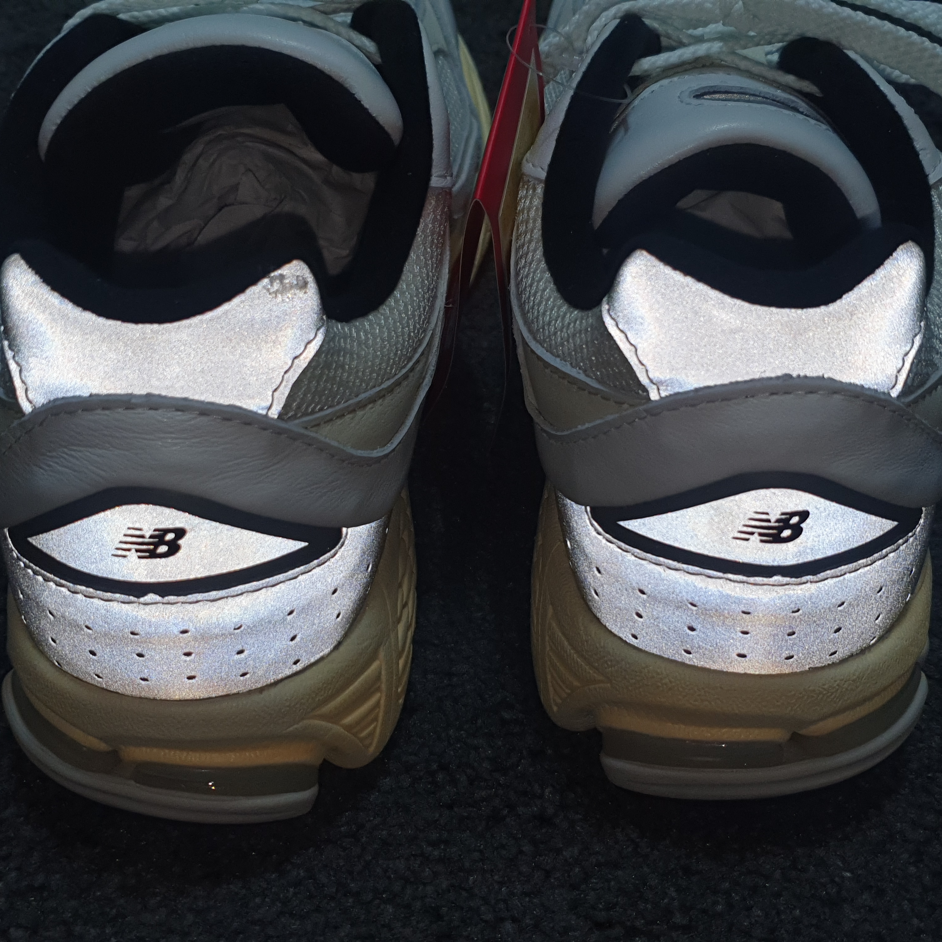 New Balance x Thisisneverthat 2002R White 착용 스타일 - 2