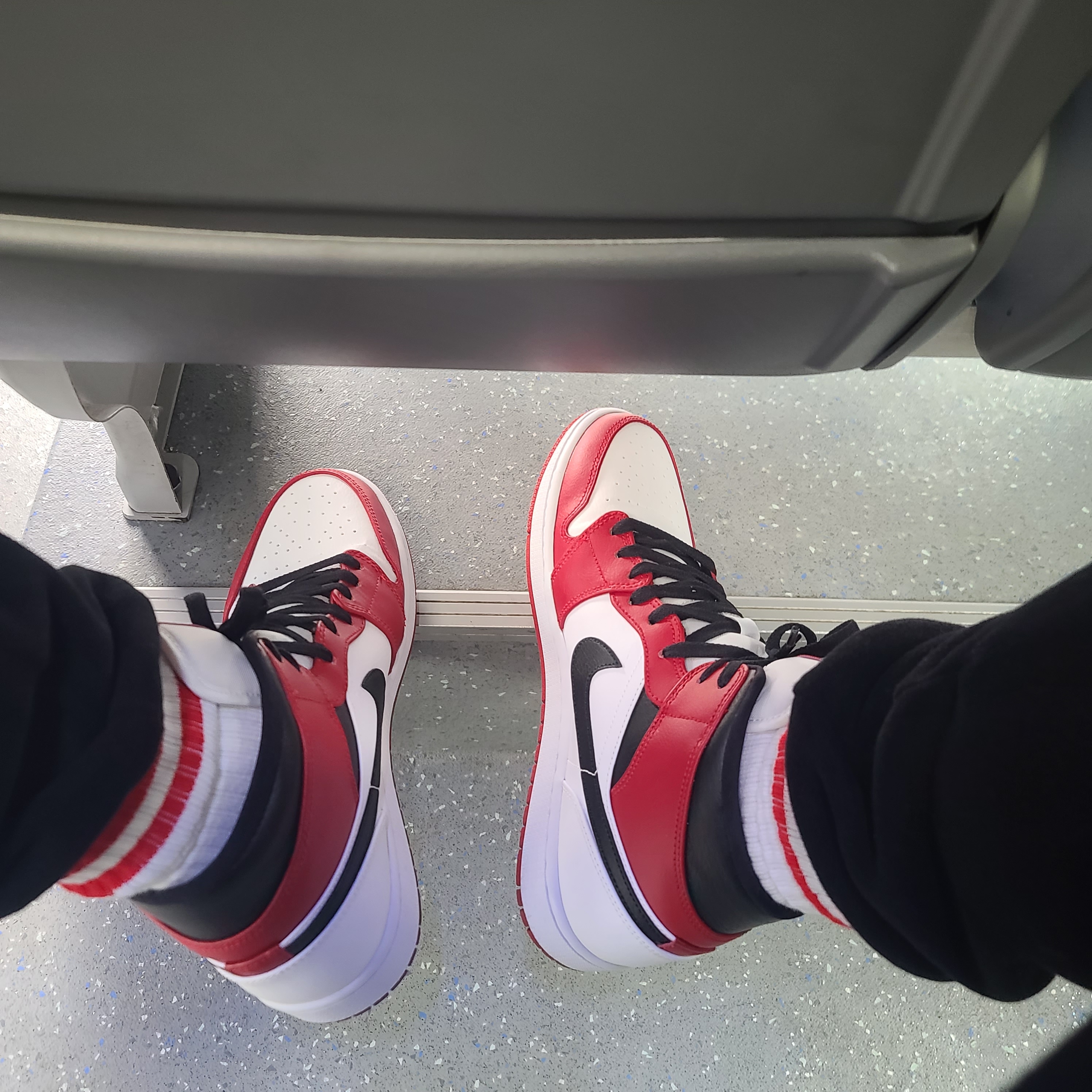 Jordan 1 Mid Chicago 2020 착용 스타일 - 1
