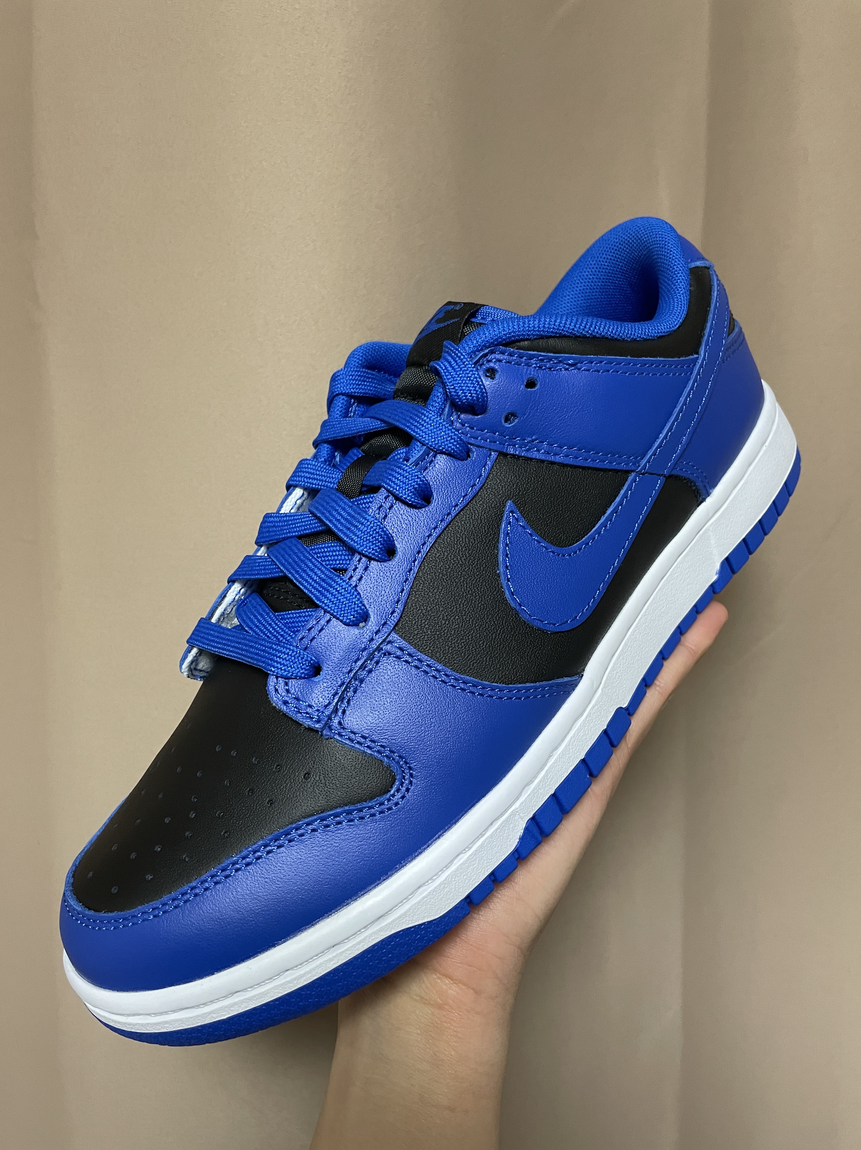 Nike Dunk Low Retro Hyper Cobalt 착용 스타일 - 2