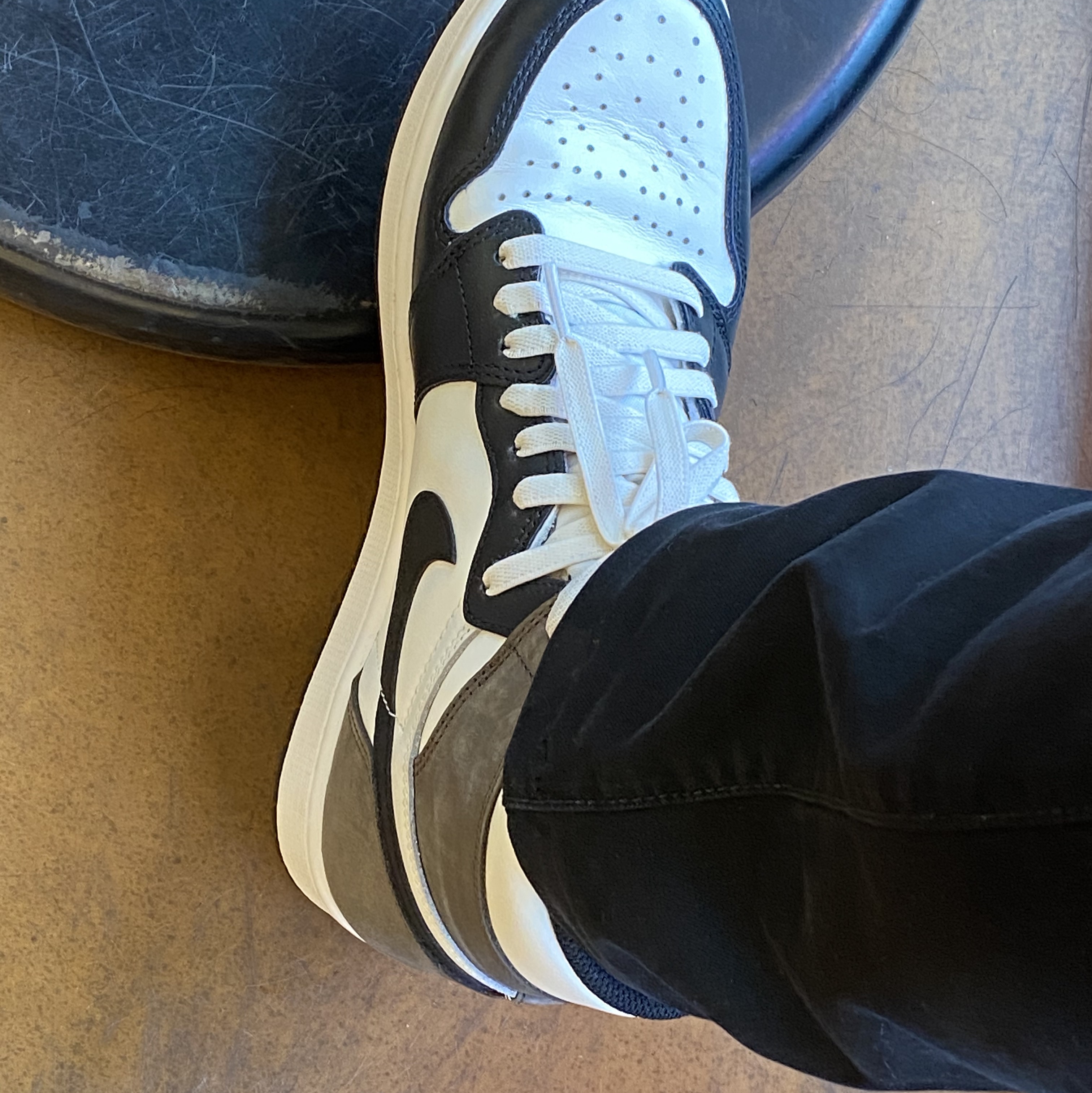 Jordan 1 Retro High OG Black Mocha 착용 스타일 - 3