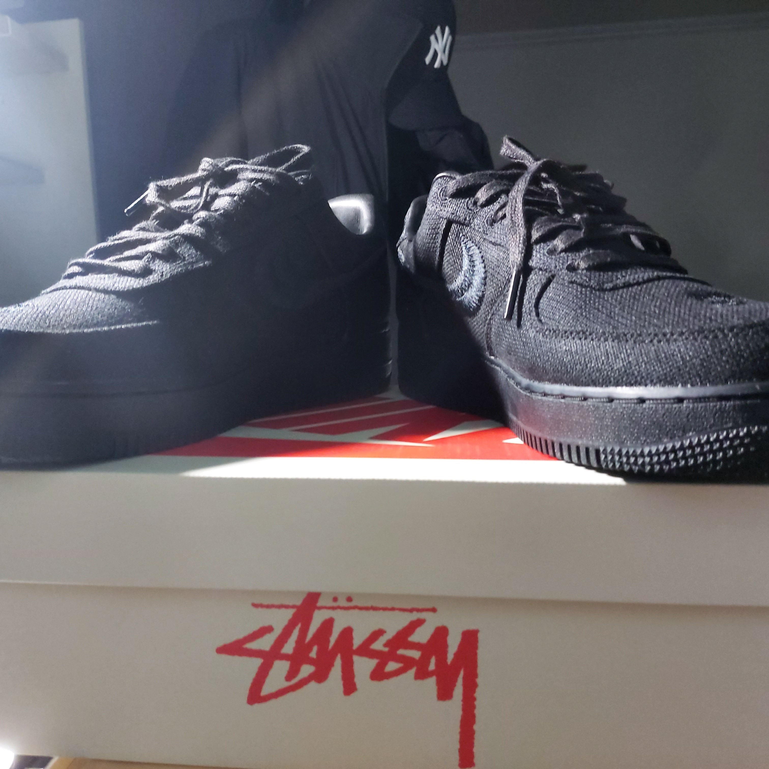 Nike x Stussy Air Force 1 Low Triple Black 착용 스타일