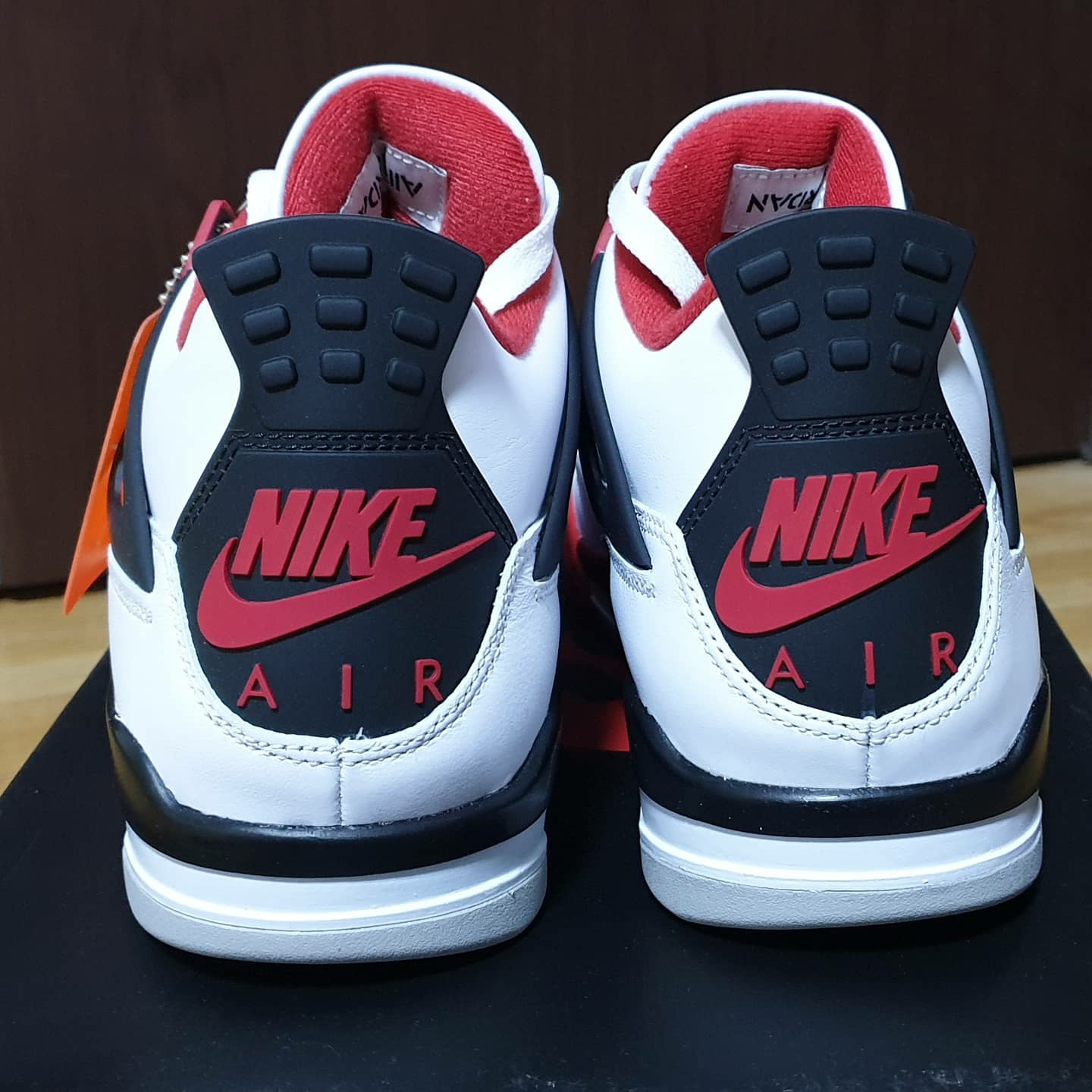 Jordan 4 Retro OG Fire Red 2020 착용 스타일 - 3