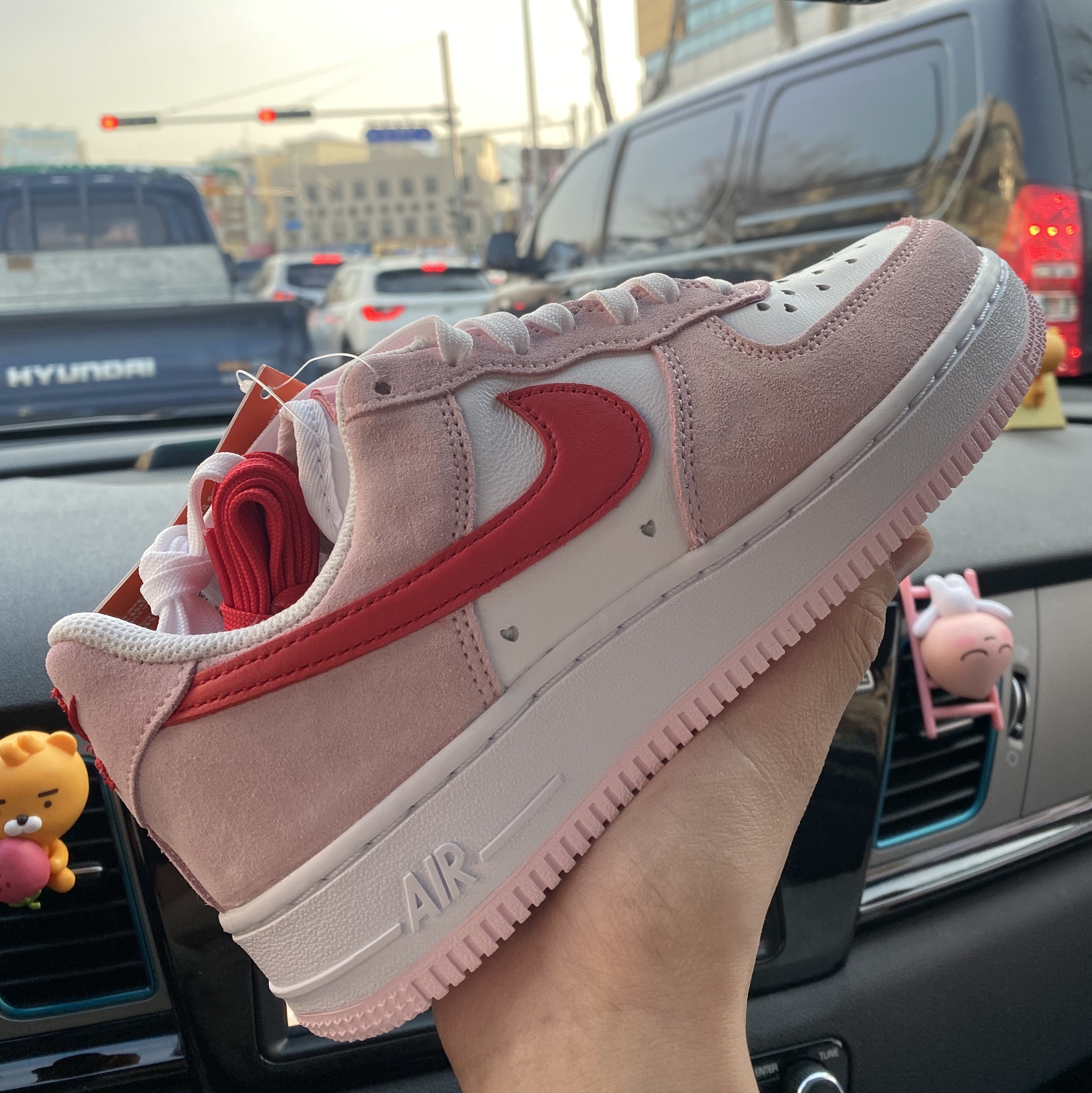 Nike Air Force 1 '07 QS Valentine's Day 착용 스타일 - 1