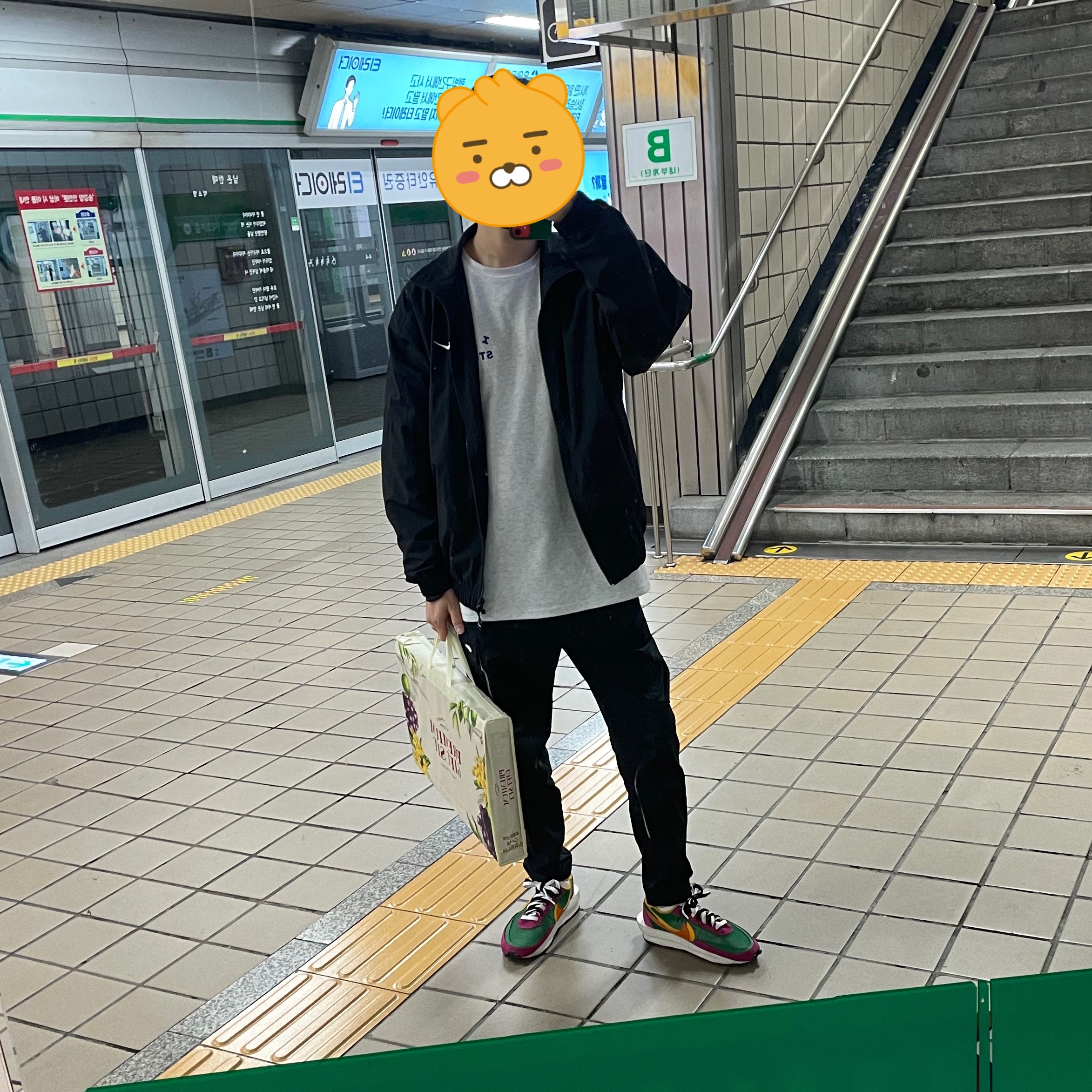Nike x Sacai LDWaffle Pine Green, IAB Studio Long Sleeve Light Gray 착용 스타일