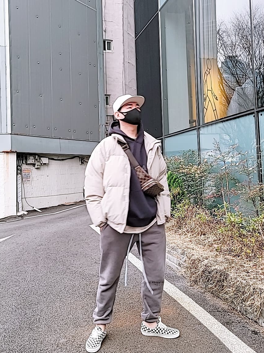 Essentials 3D Silicon Applique Pullover Hoodie Dark Slate/Black 2020, Essentials Sweatpants Gray Flannel/Charcoal - 20SS 착용 스타일 - 3