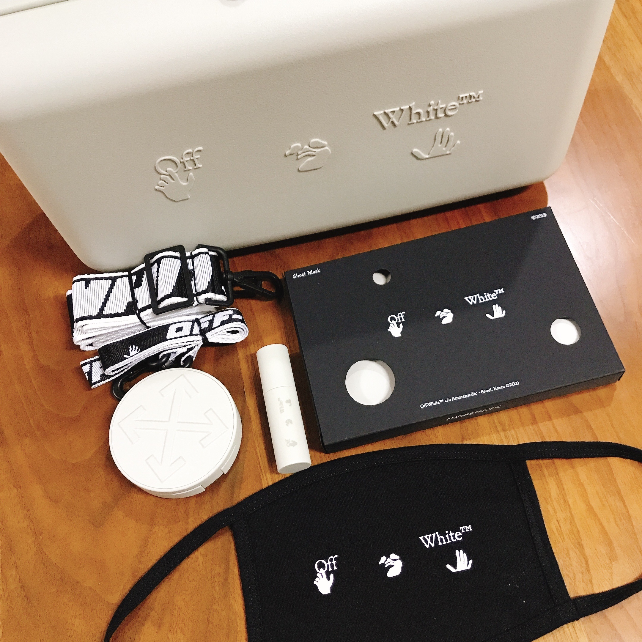 Off-White x Amore Pacific Protection Box (Without Cosmetics) 착용 스타일 - 2