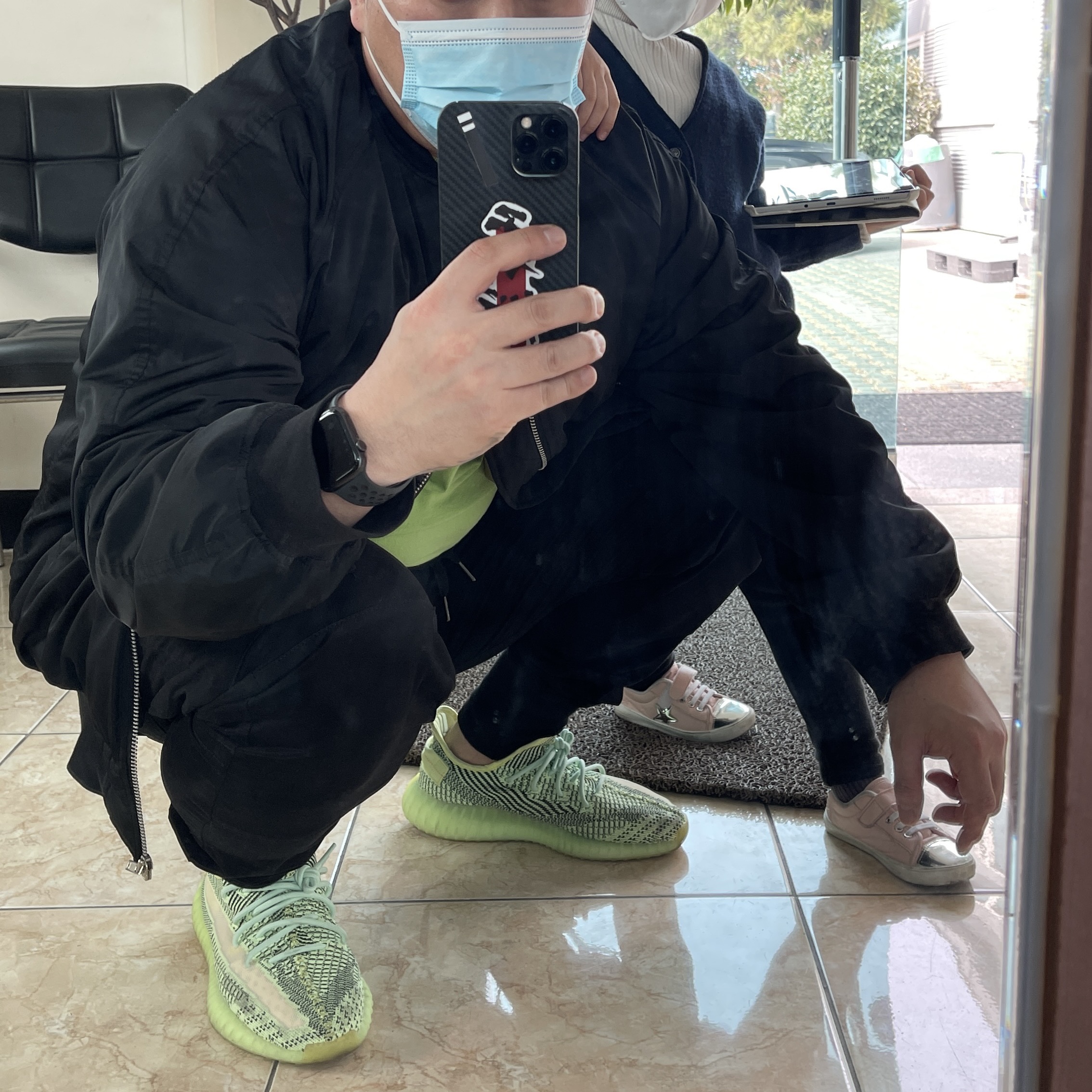 Adidas Yeezy Boost 350 V2 Yeezreel - Non-Reflective 착용 스타일