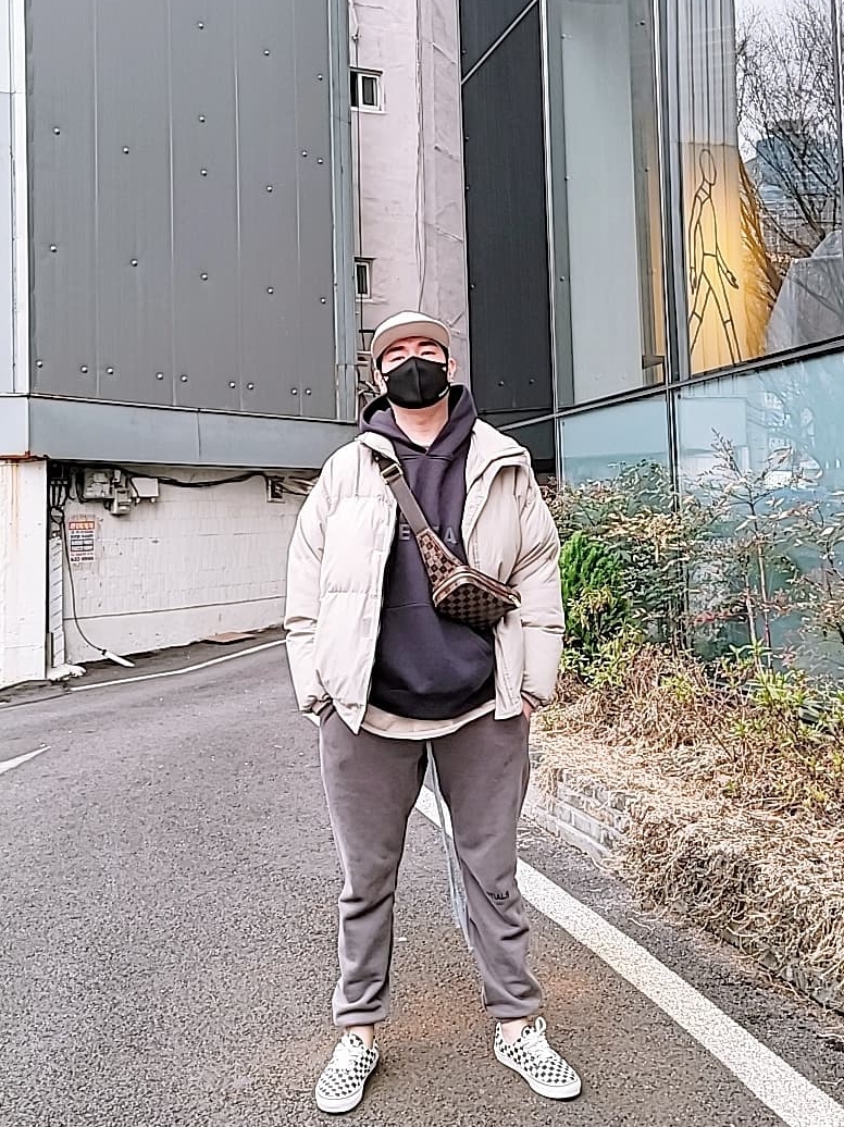 Essentials 3D Silicon Applique Pullover Hoodie Dark Slate/Black 2020, Essentials Sweatpants Gray Flannel/Charcoal - 20SS 착용 스타일 - 2