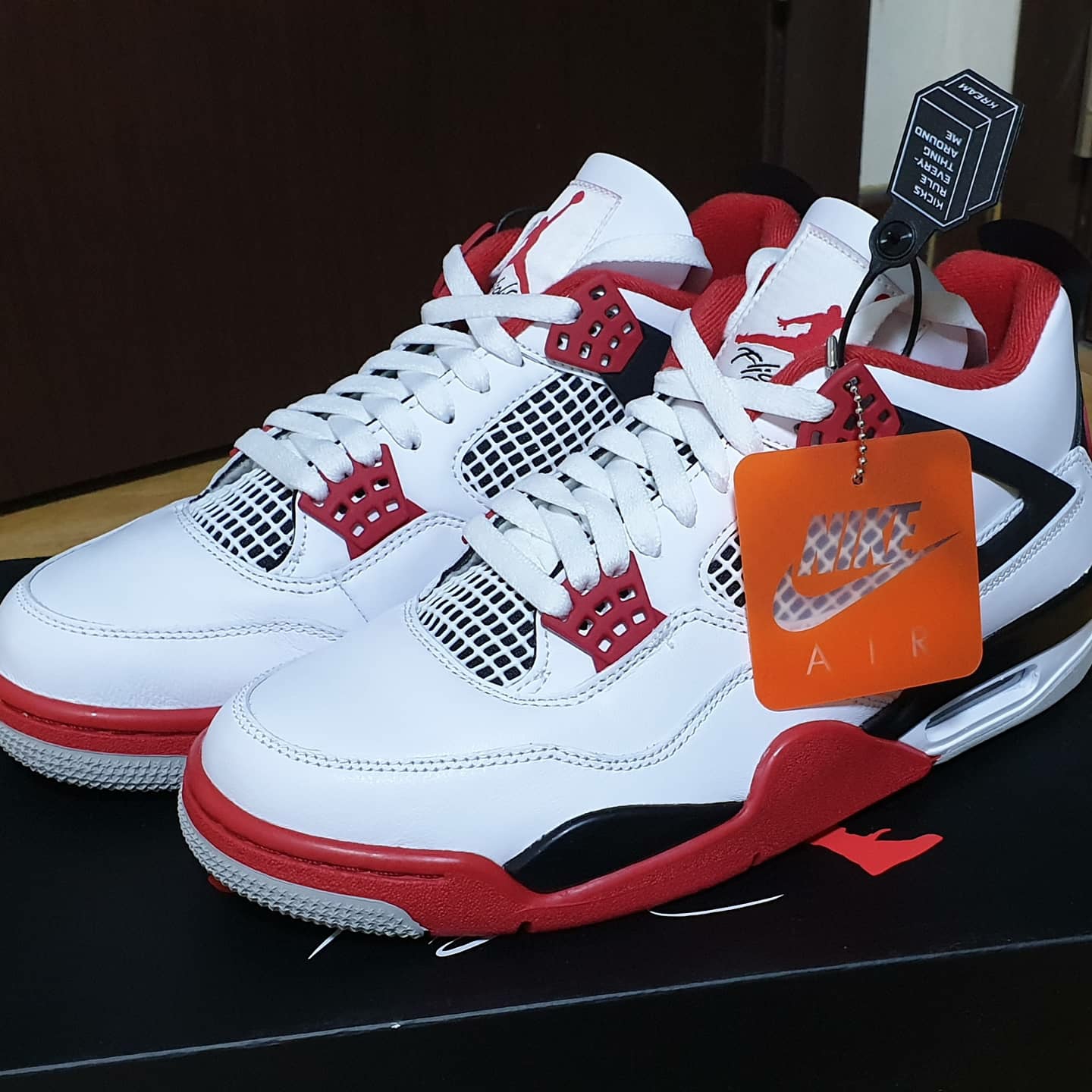 Jordan 4 Retro OG Fire Red 2020 착용 스타일 - 1