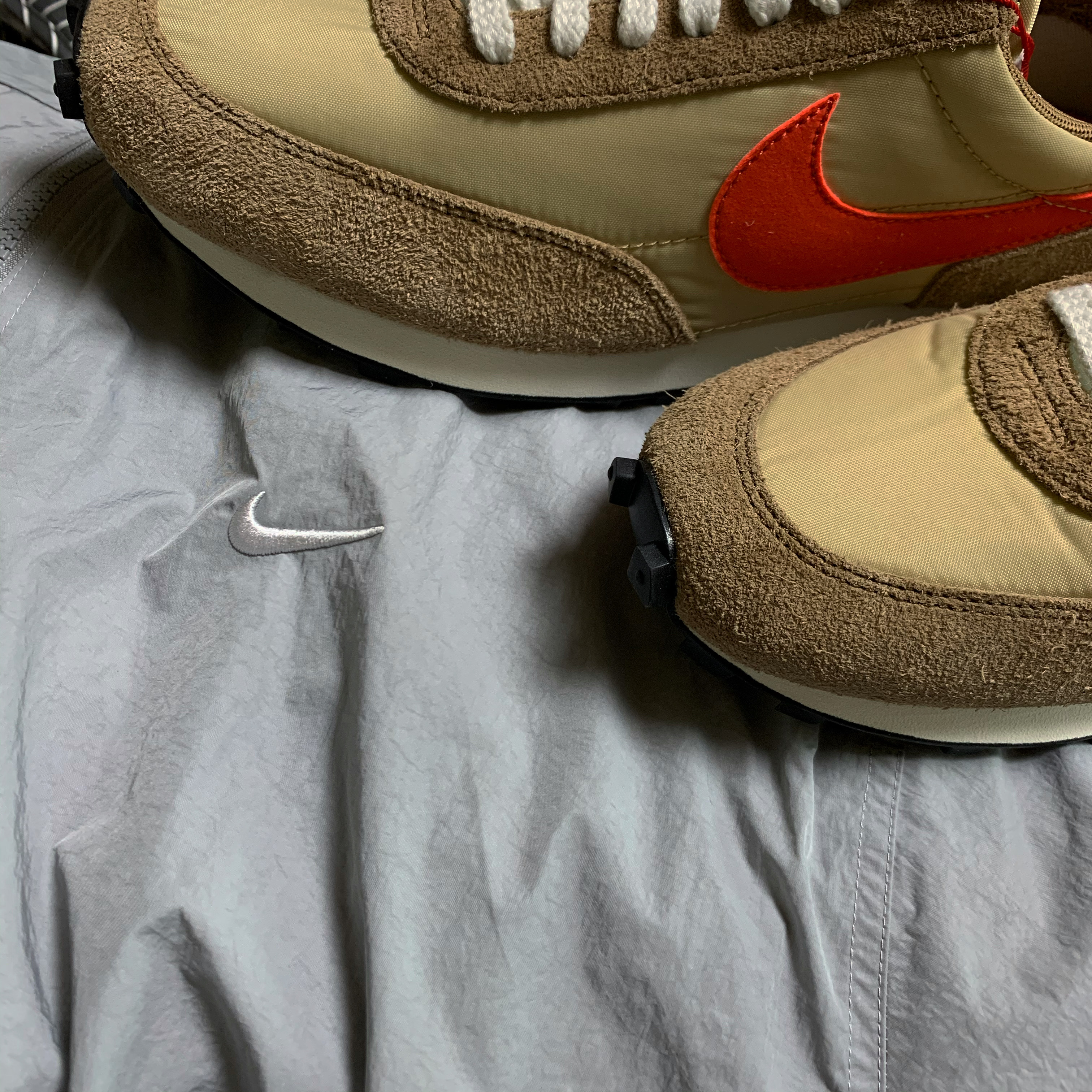 Nike Daybreak SP Vegas Gold College Orange, Nike M NRG Track Jacket Grey 착용 스타일