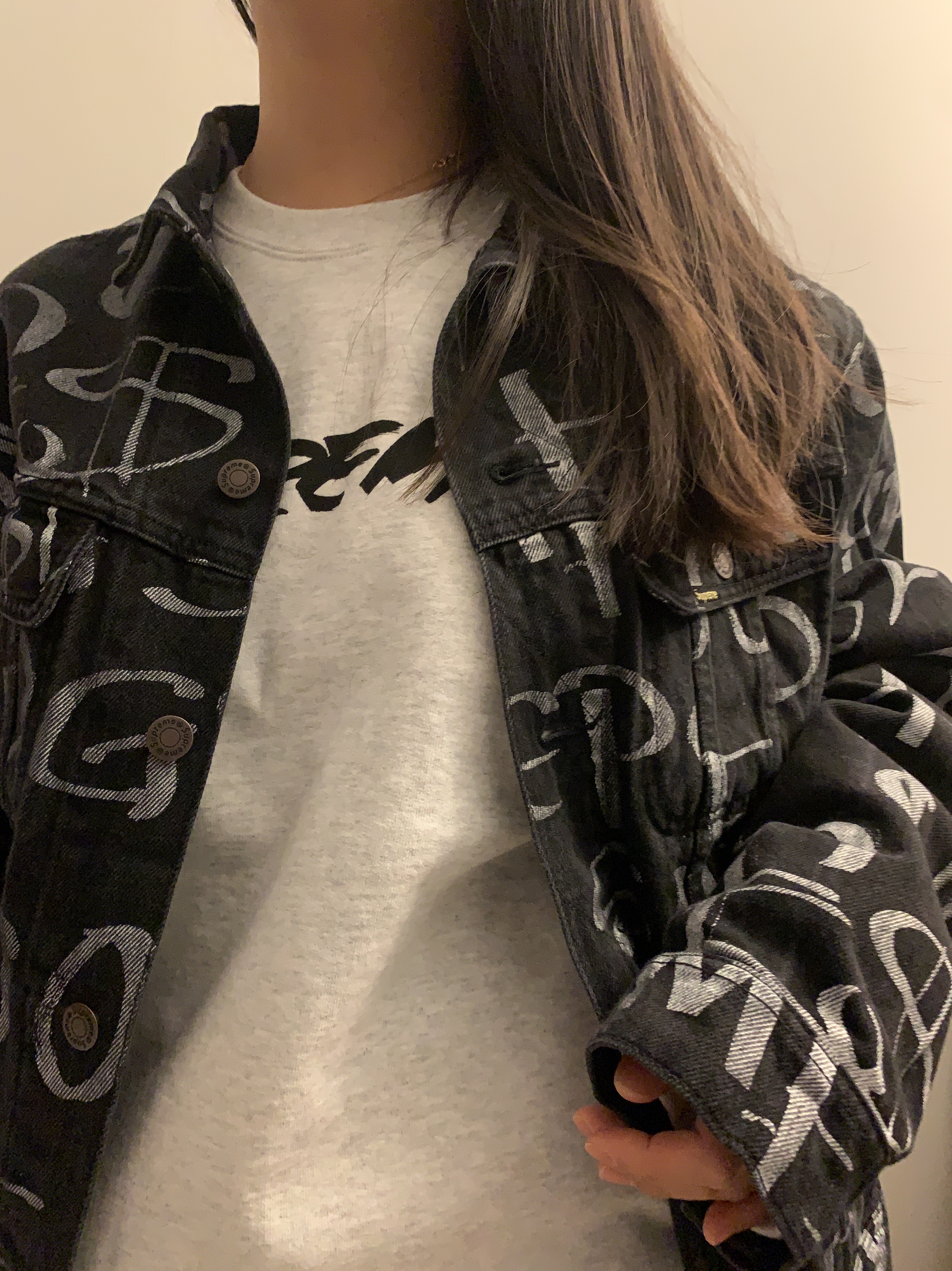 Supreme Futura Logo Crewneck Ash Grey - 20FW, Supreme Black Ark Denim Trucker Jacket Black - 20FW 착용 스타일