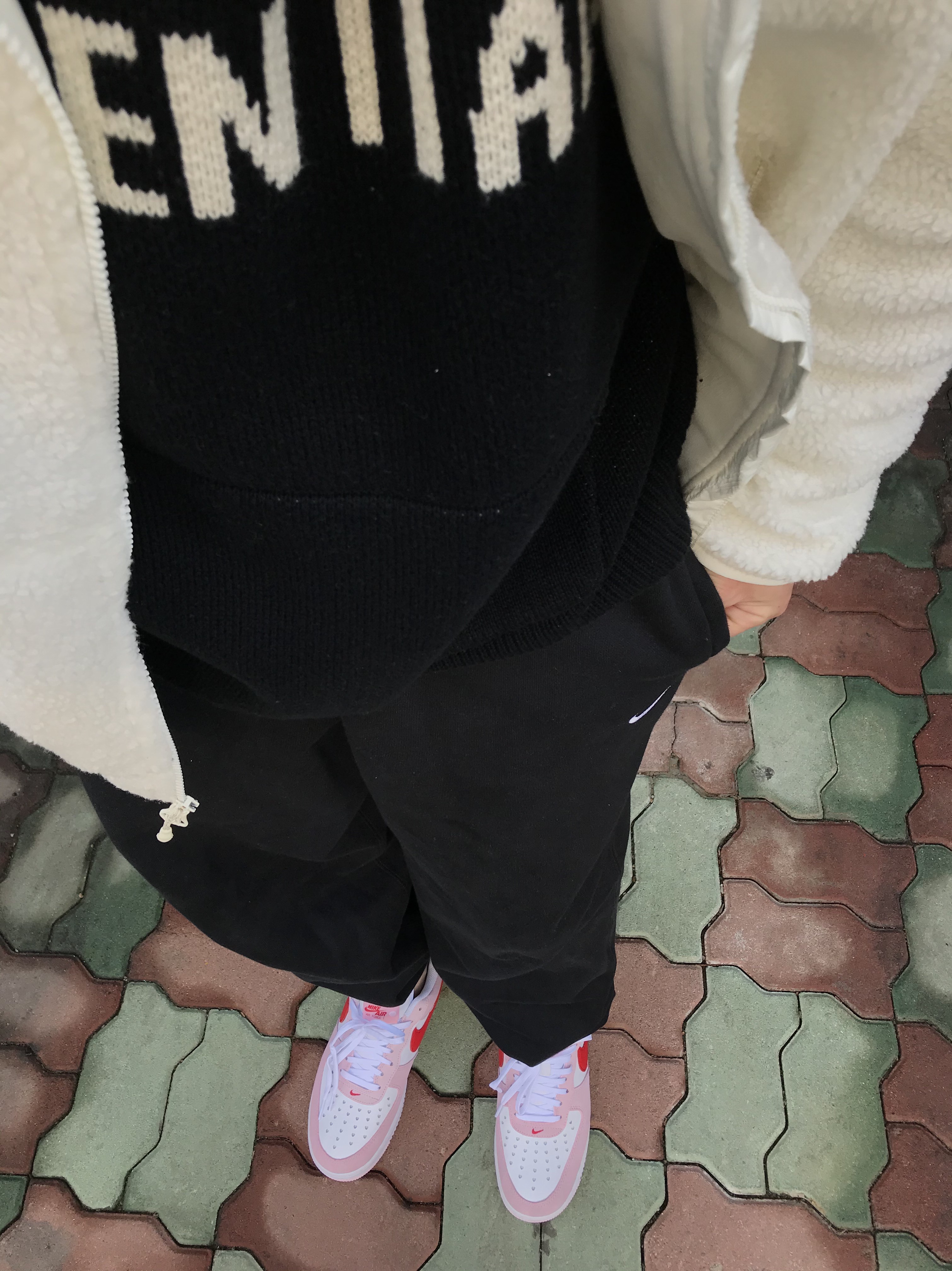Nike Air Force 1 '07 QS Valentine's Day, Essentials Knit Hoodie Black - 20FW 착용 스타일 - 1
