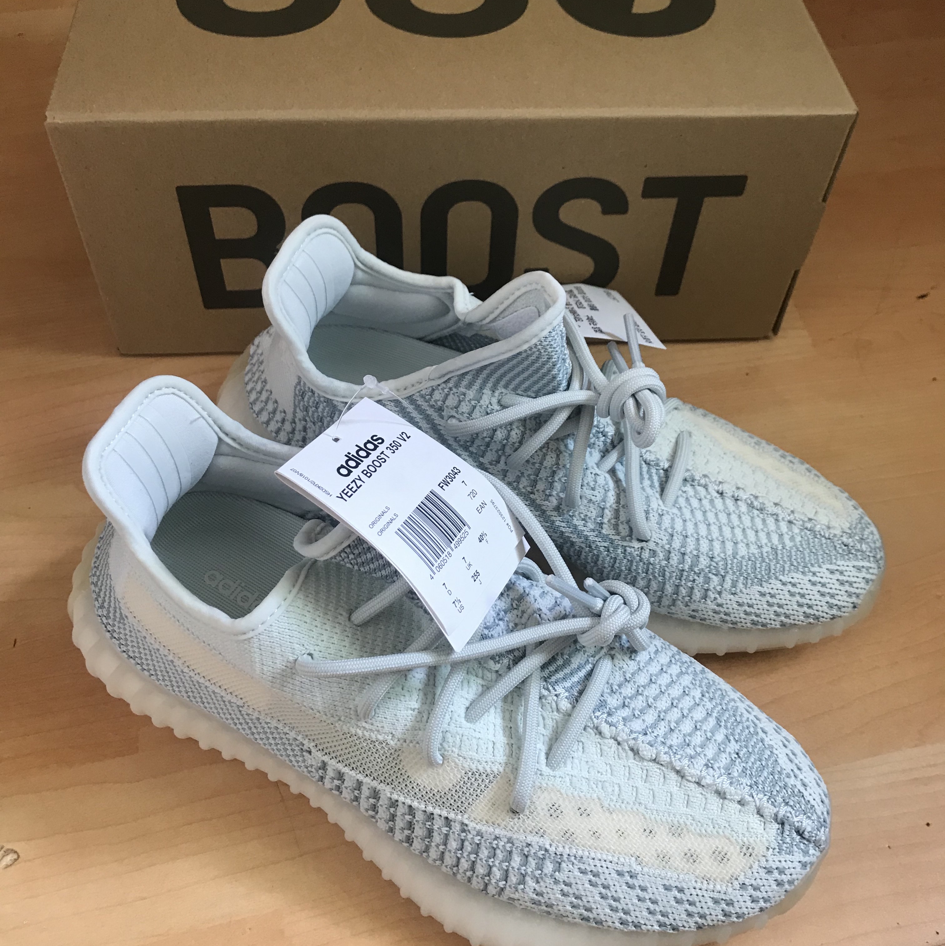 Adidas Yeezy Boost 350 V2 Cloud White - Non-Reflective 착용 스타일