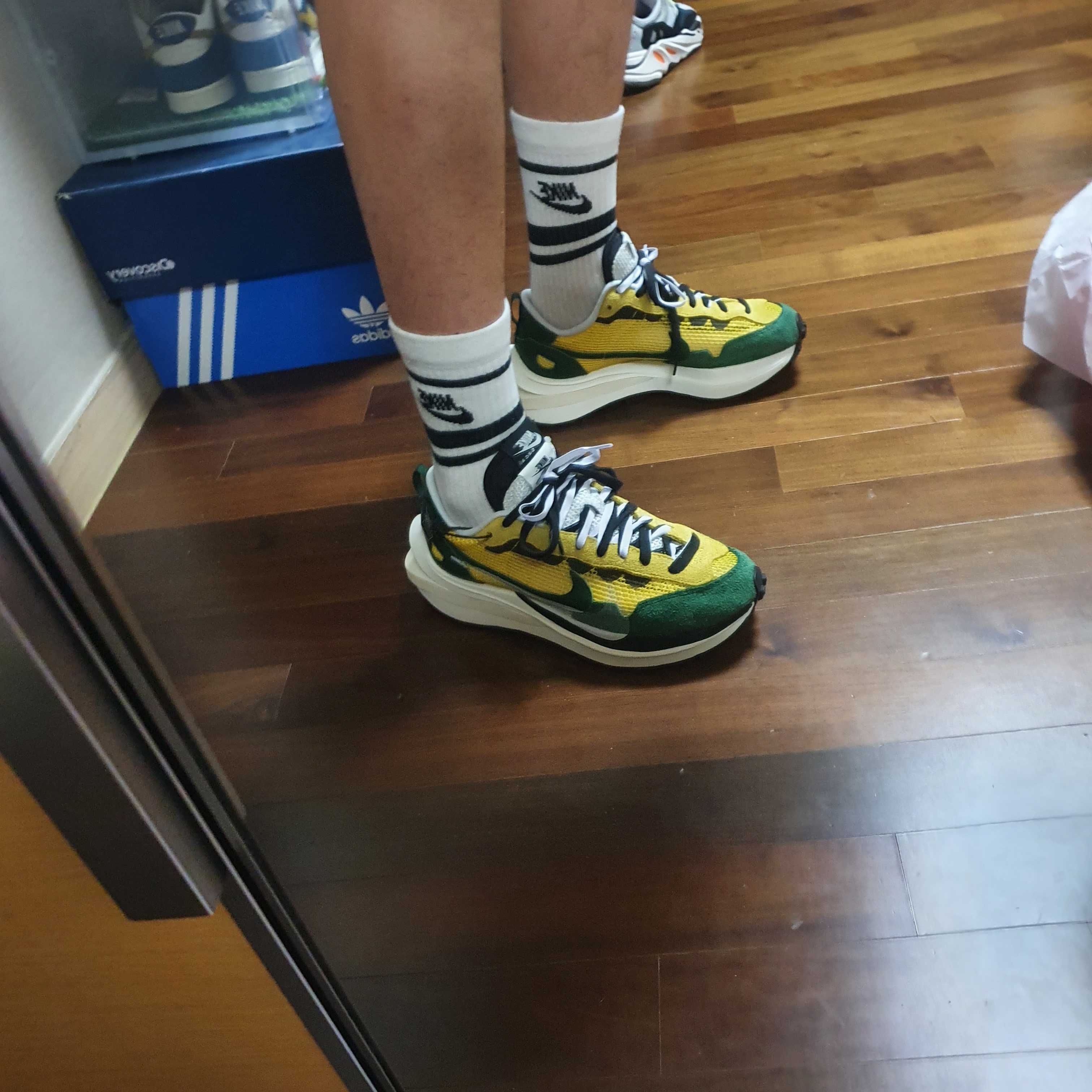 Nike x Sacai VaporWaffle Tour Yellow & Gorge Green Sail 착용 스타일