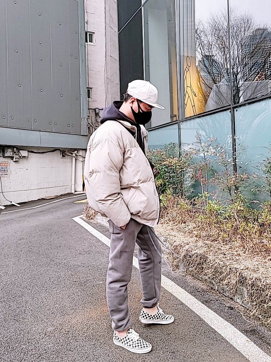 Essentials 3D Silicon Applique Pullover Hoodie Dark Slate/Black 2020, Essentials Sweatpants Gray Flannel/Charcoal - 20SS 착용 스타일 - 4