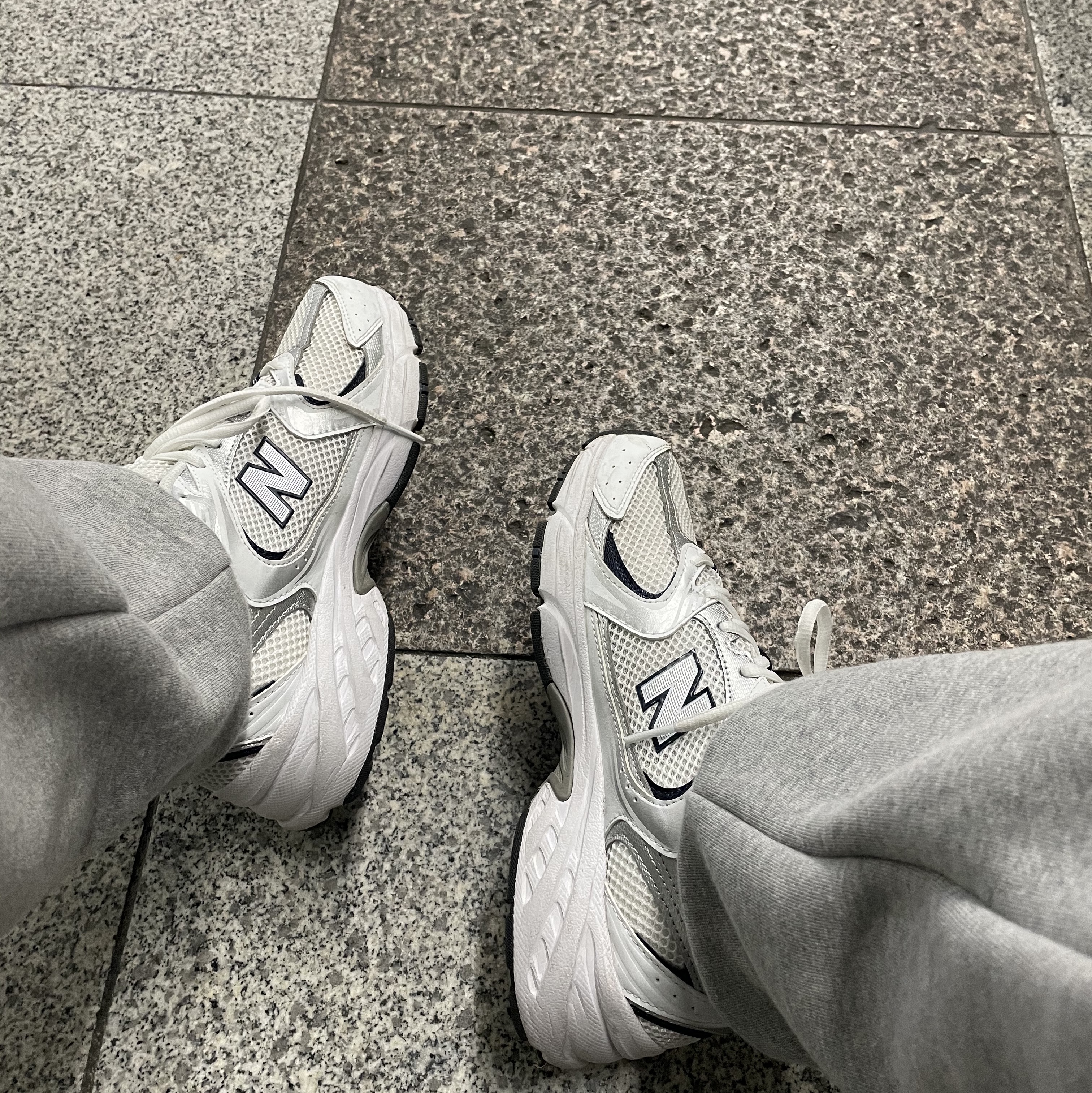 New Balance 530 Steel Grey 착용 스타일