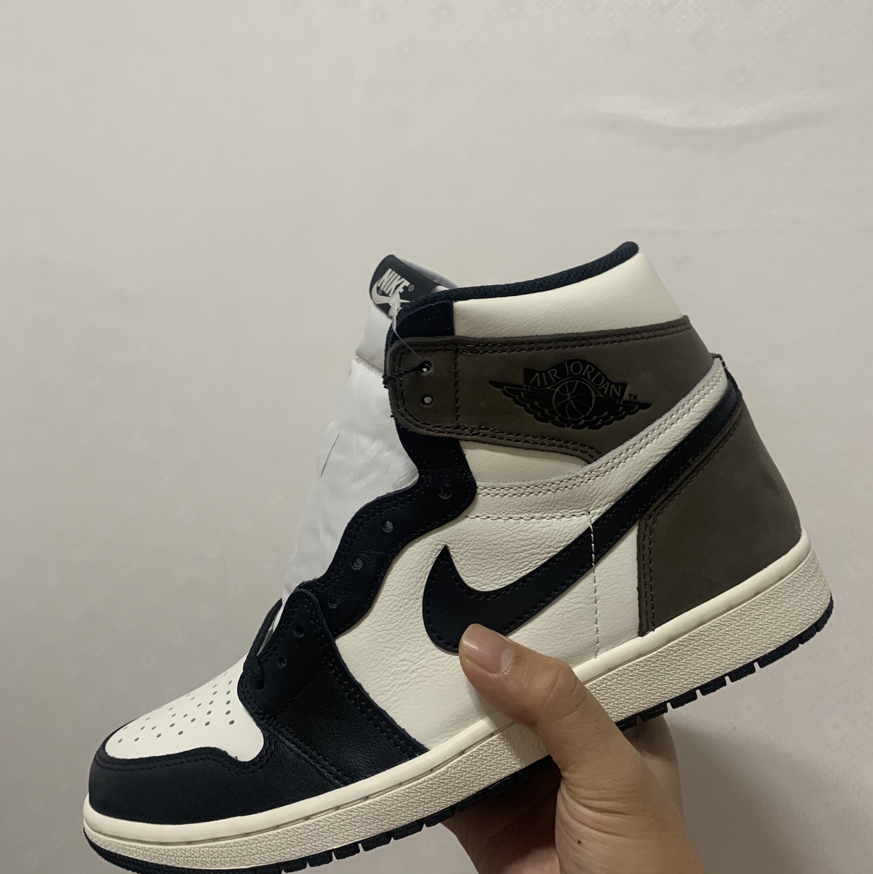 Jordan 1 Retro High OG Black Mocha 착용 스타일 - 1