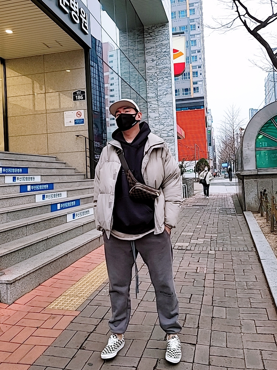Essentials 3D Silicon Applique Pullover Hoodie Dark Slate/Black 2020, Essentials Sweatpants Gray Flannel/Charcoal - 20SS 착용 스타일 - 1