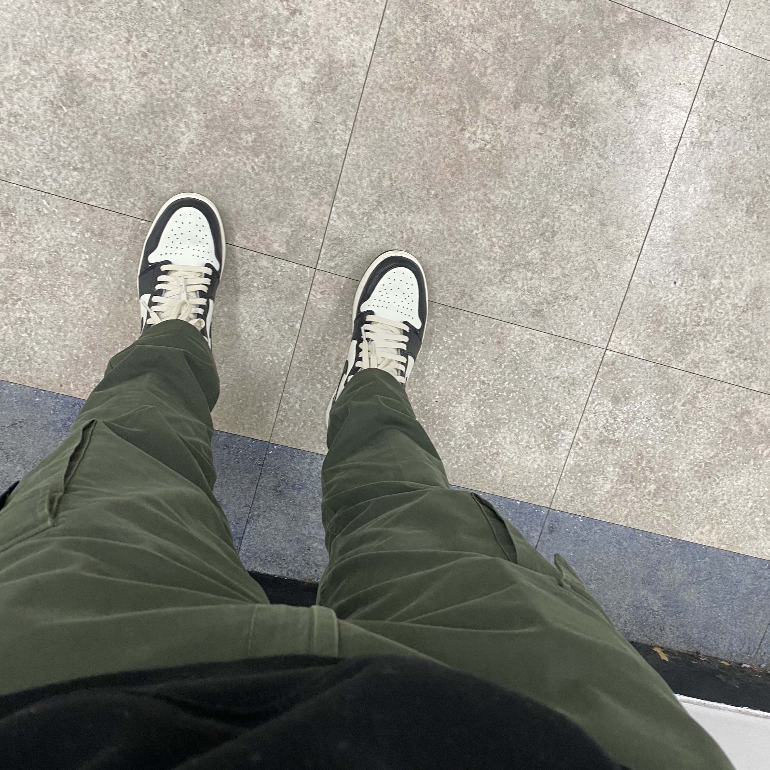 Jordan 1 Retro High OG Black Mocha 착용 스타일 - 2