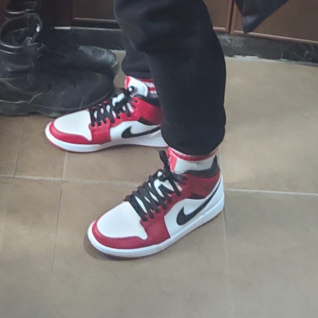 Jordan 1 Mid Chicago 2020 착용 스타일 - 2