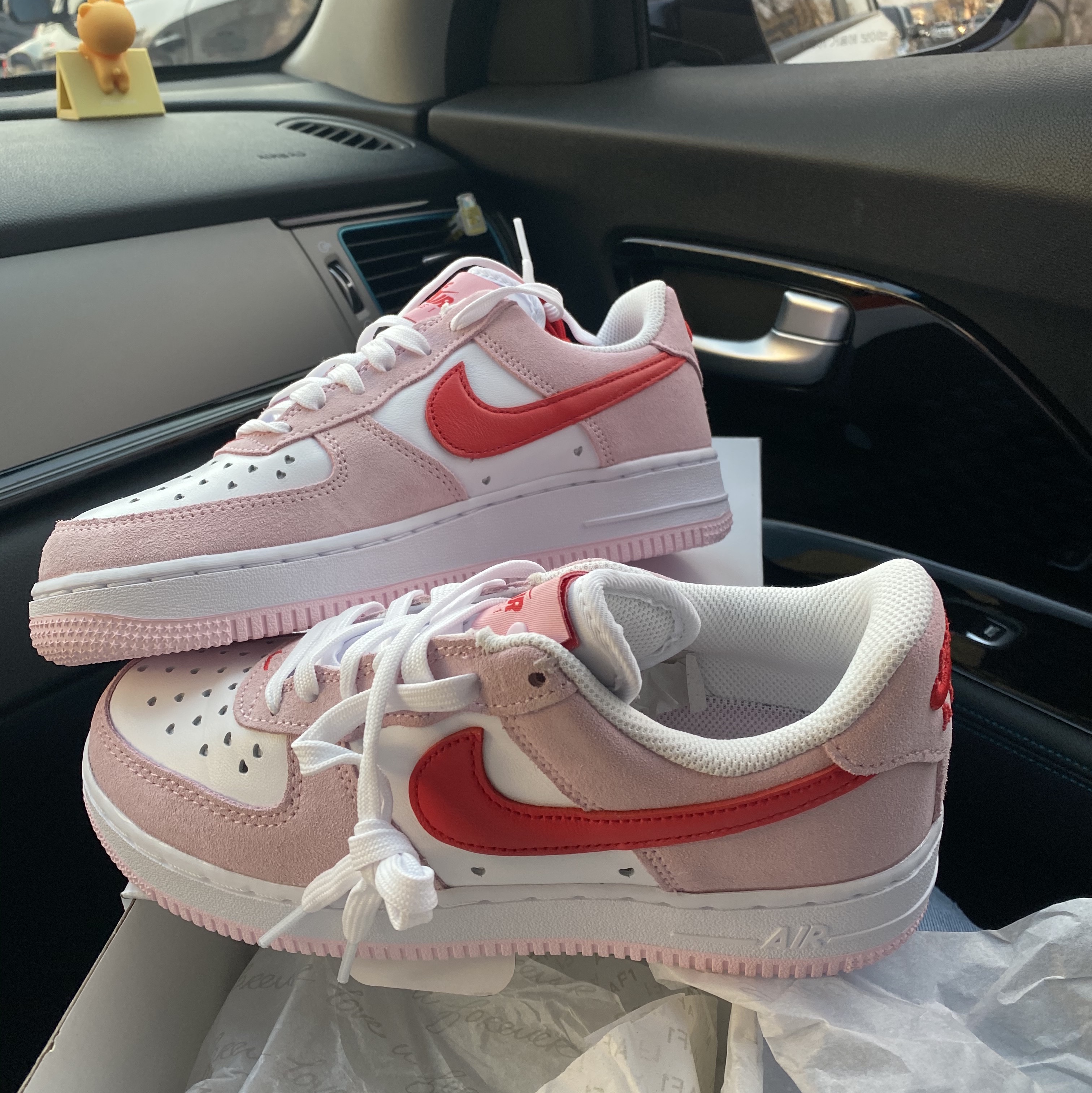 Nike Air Force 1 '07 QS Valentine's Day 착용 스타일 - 2