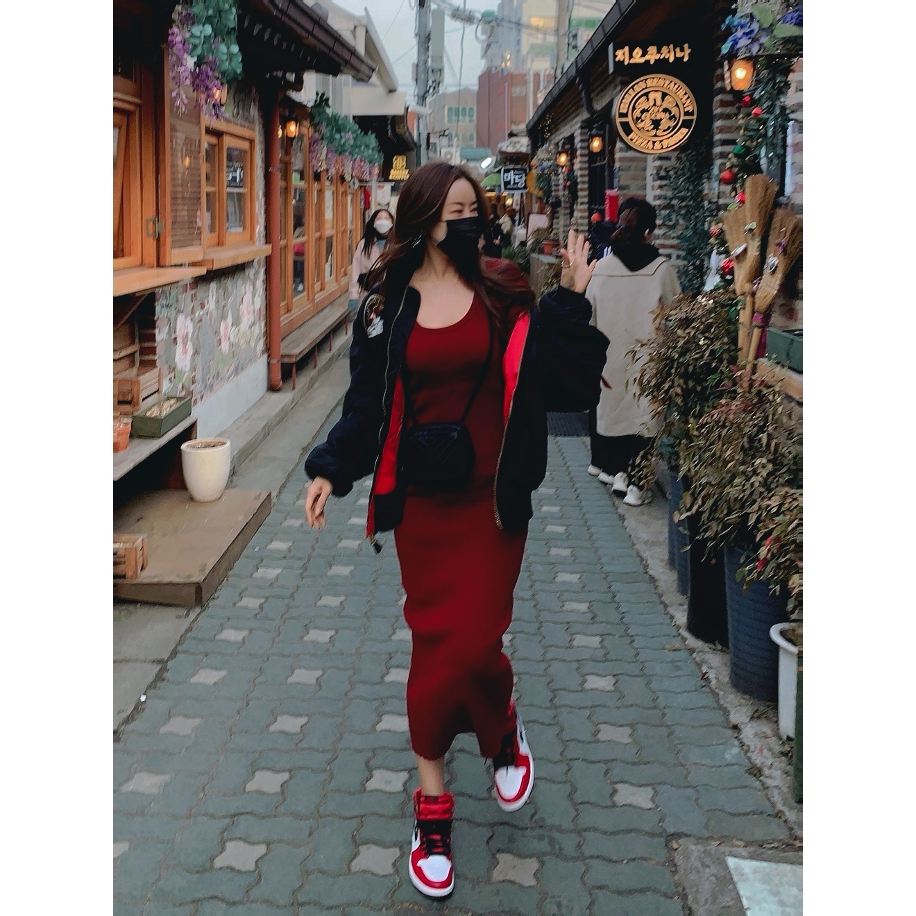 (W) Jordan 1 Retro High Satin Red 착용 스타일 - 1