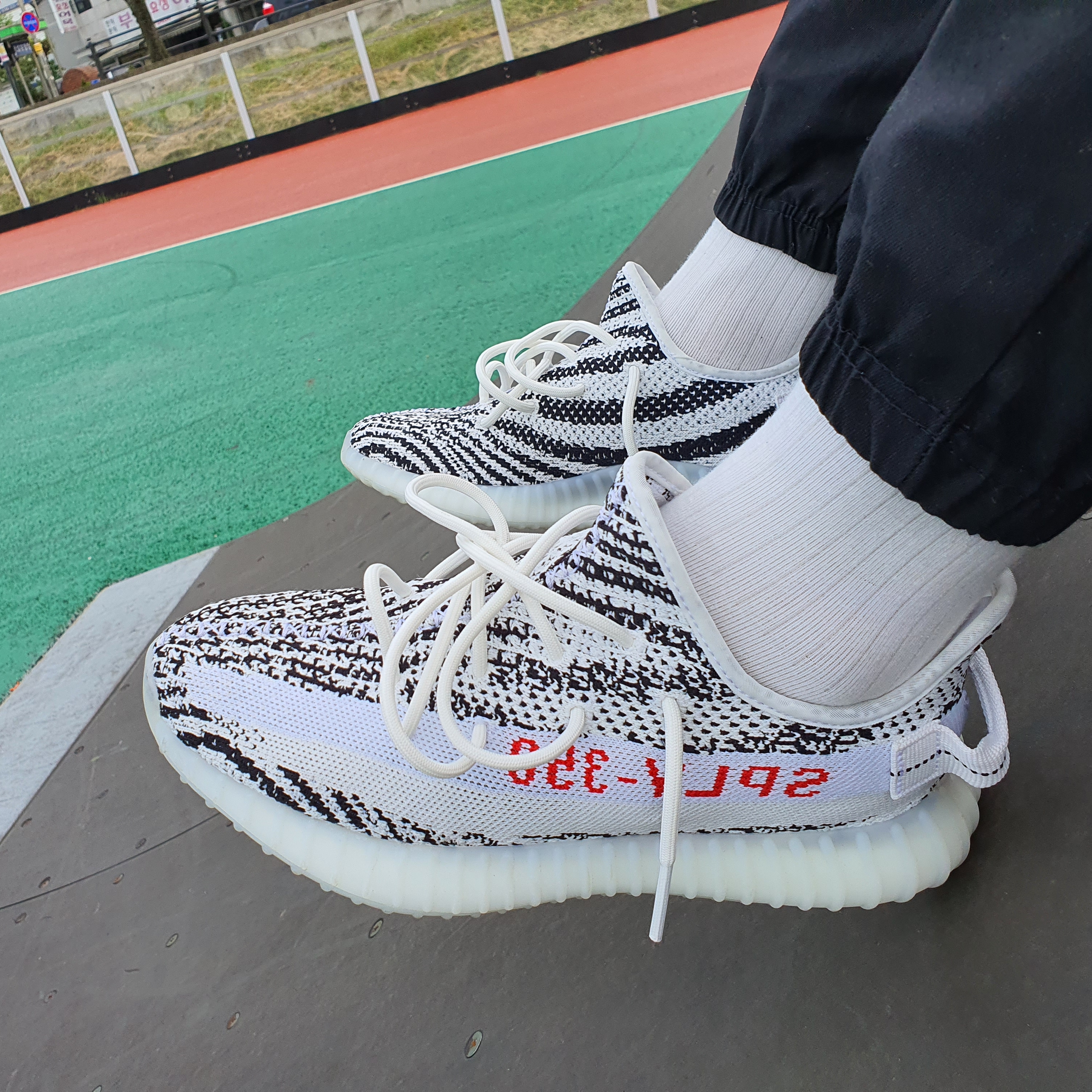 Adidas Yeezy Boost 350 V2 Zebra 2017/2019/2020 착용 스타일