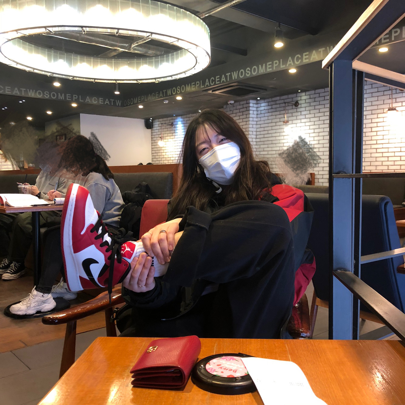 Jordan 1 Mid Chicago 2020, (GS) Jordan 1 Mid White Gym Red Black 착용 스타일