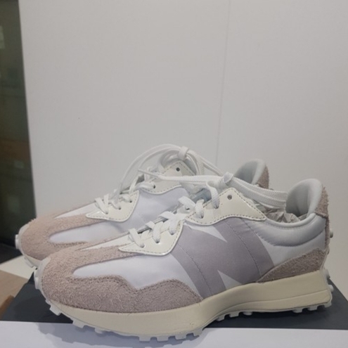 (W) New Balance 327 White Moonbeam 착용 스타일