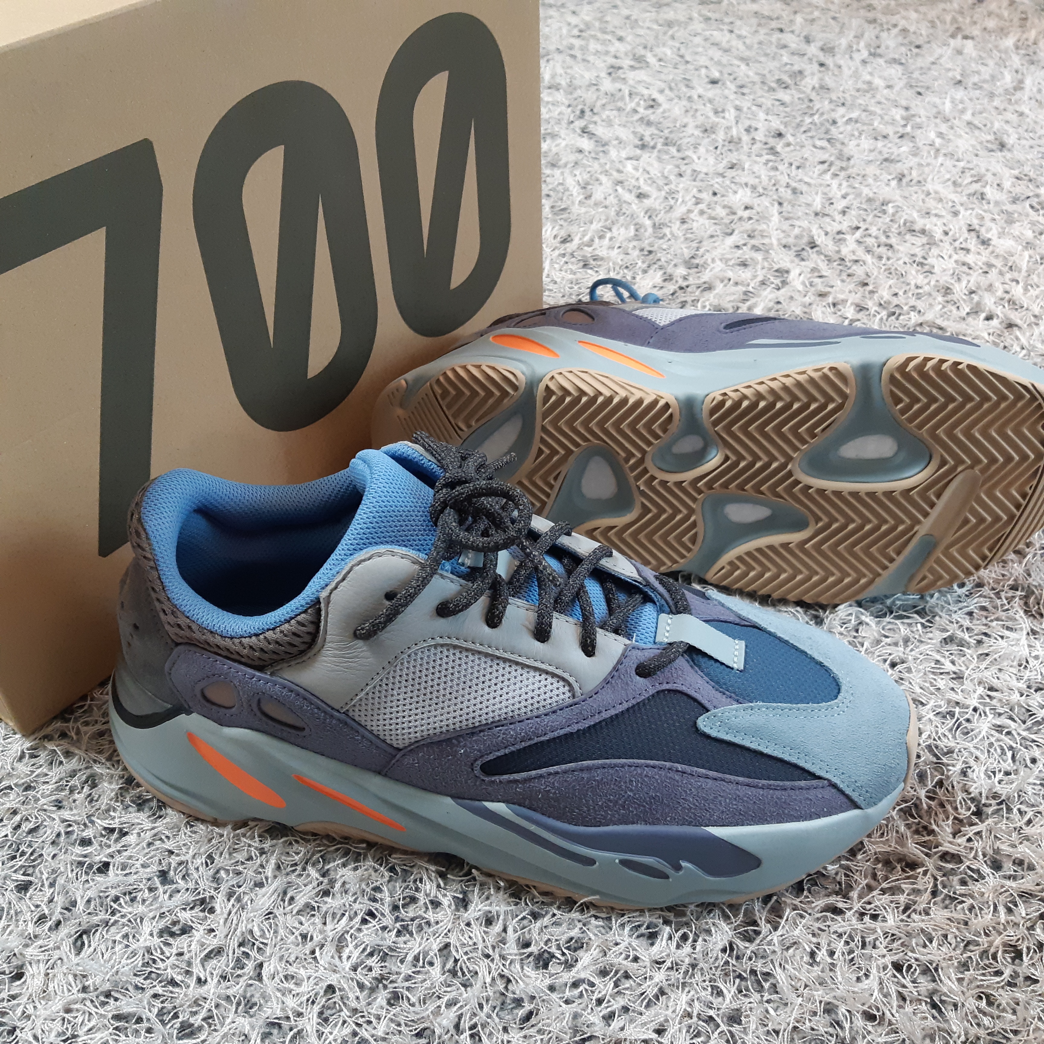 Adidas Yeezy Boost 700 Carbon Blue 착용 스타일 - 3