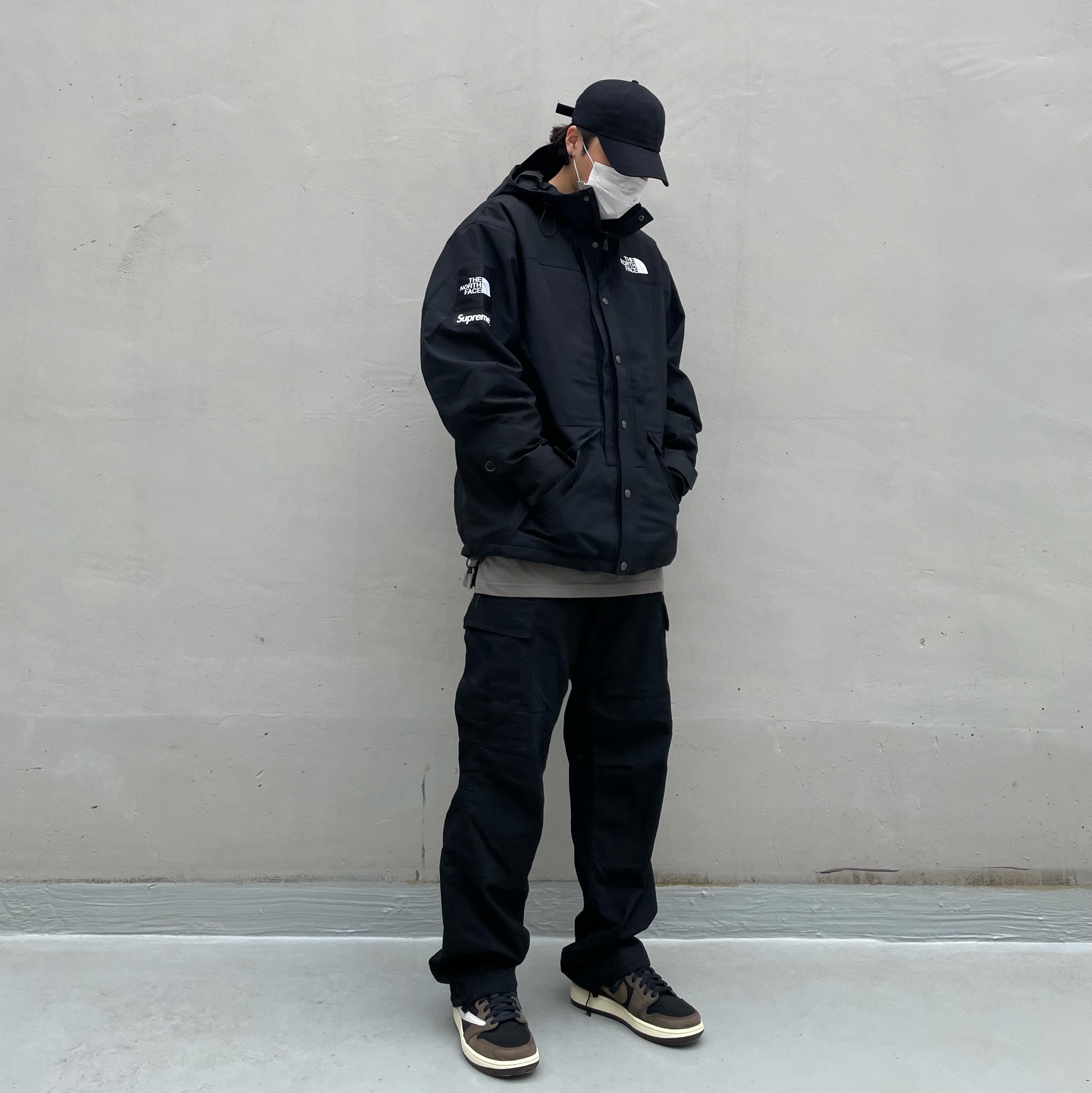 Jordan 1 x Travis Scott Retro Low OG SP Mocha, Supreme x The North Face RTG Jacket + Vest Black - 20SS 착용 스타일 - 3
