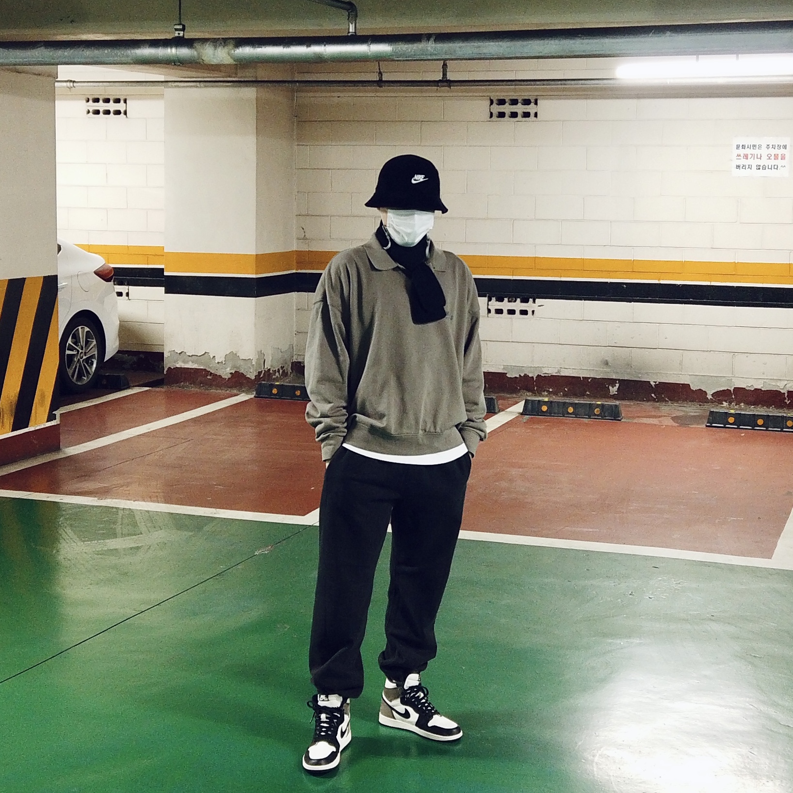 Jordan 1 Retro High OG Black Mocha, Essentials Long Sleeve Boxy Polo Taupe - 20FW 착용 스타일