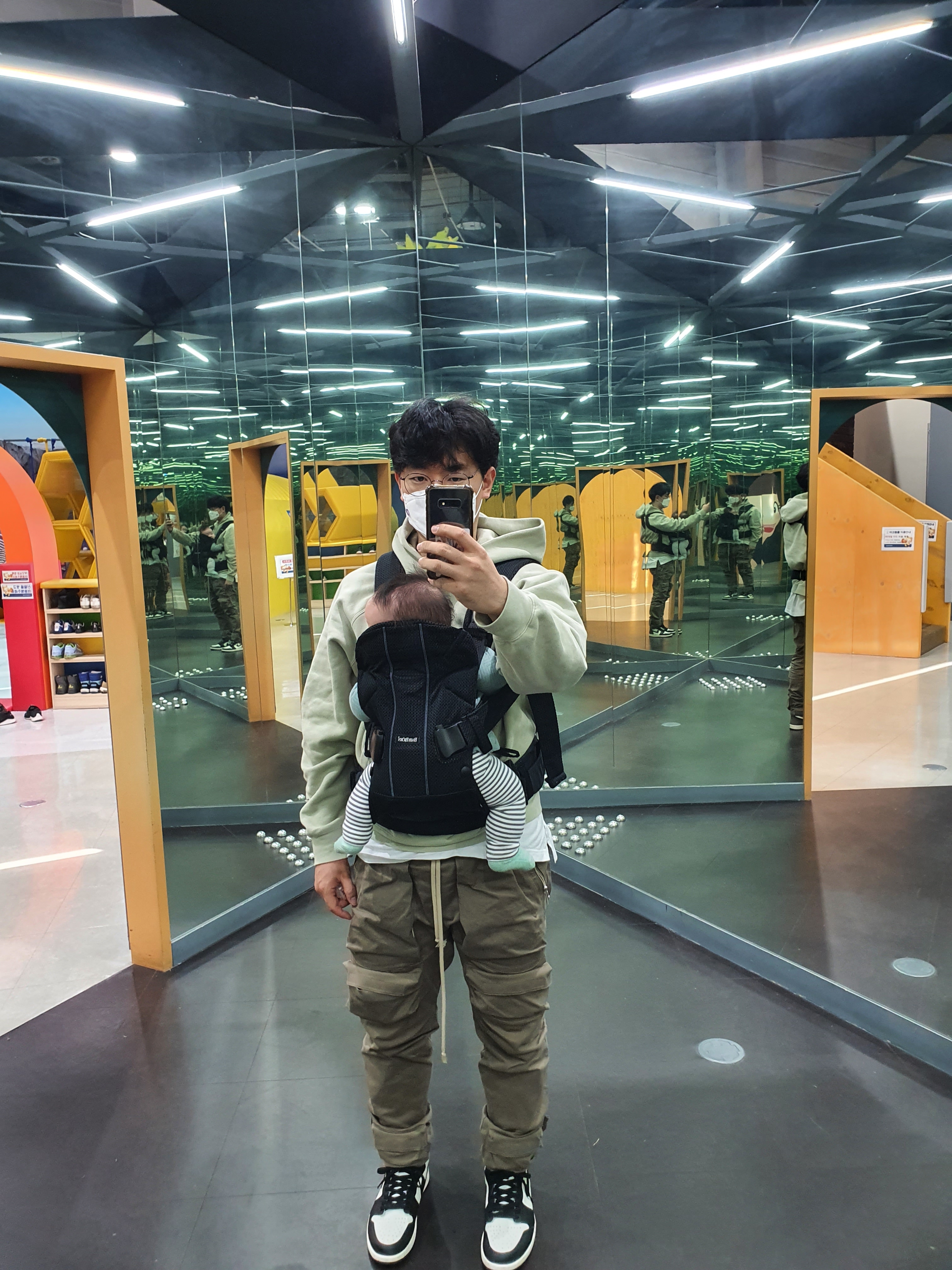 Jordan 1 Retro High OG Black Mocha, Essentials 3D Silicon Applique Pullover Hoodie Alfafa Sage - 20FW 착용 스타일