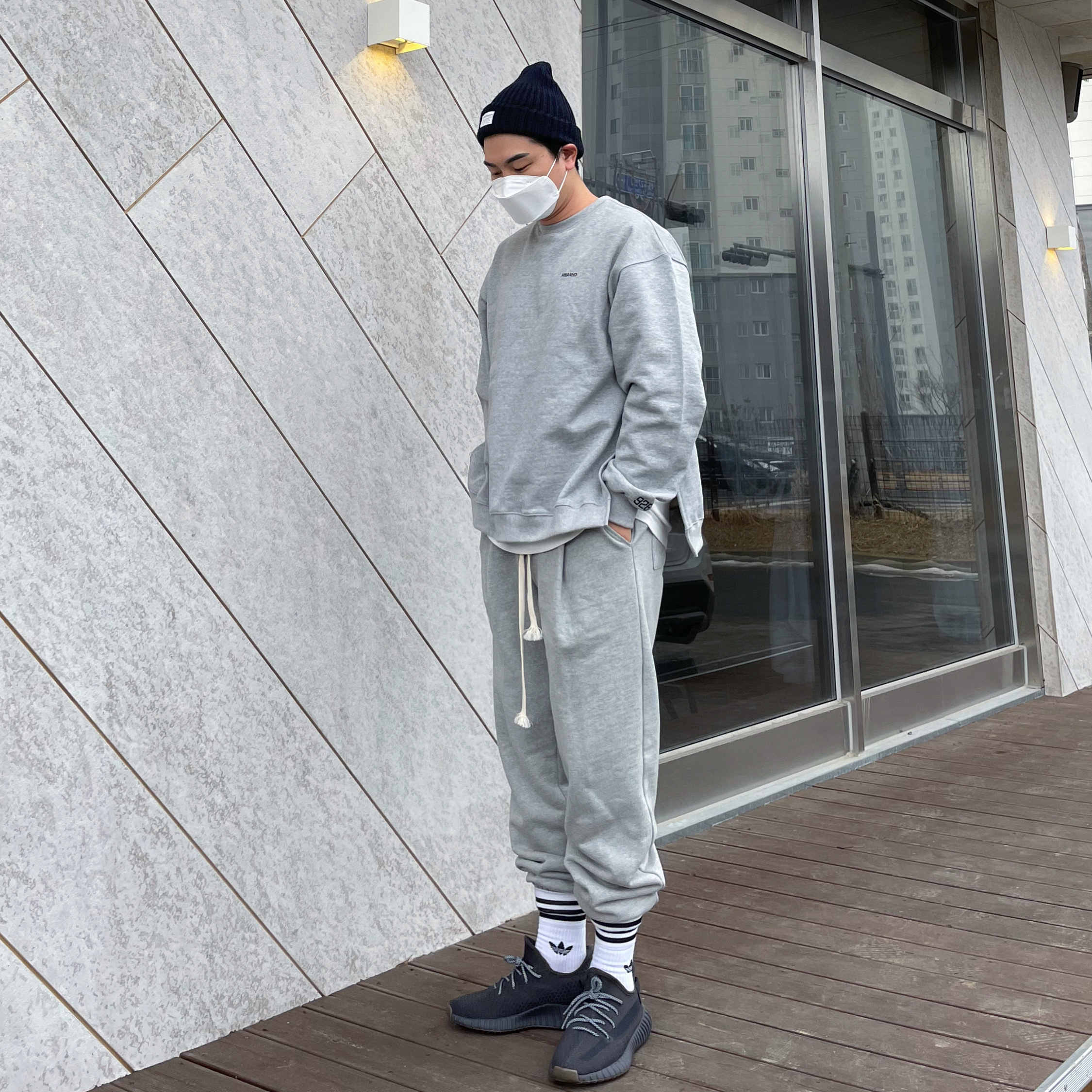 Adidas Yeezy Boost 350 V2 Cinder 착용 스타일