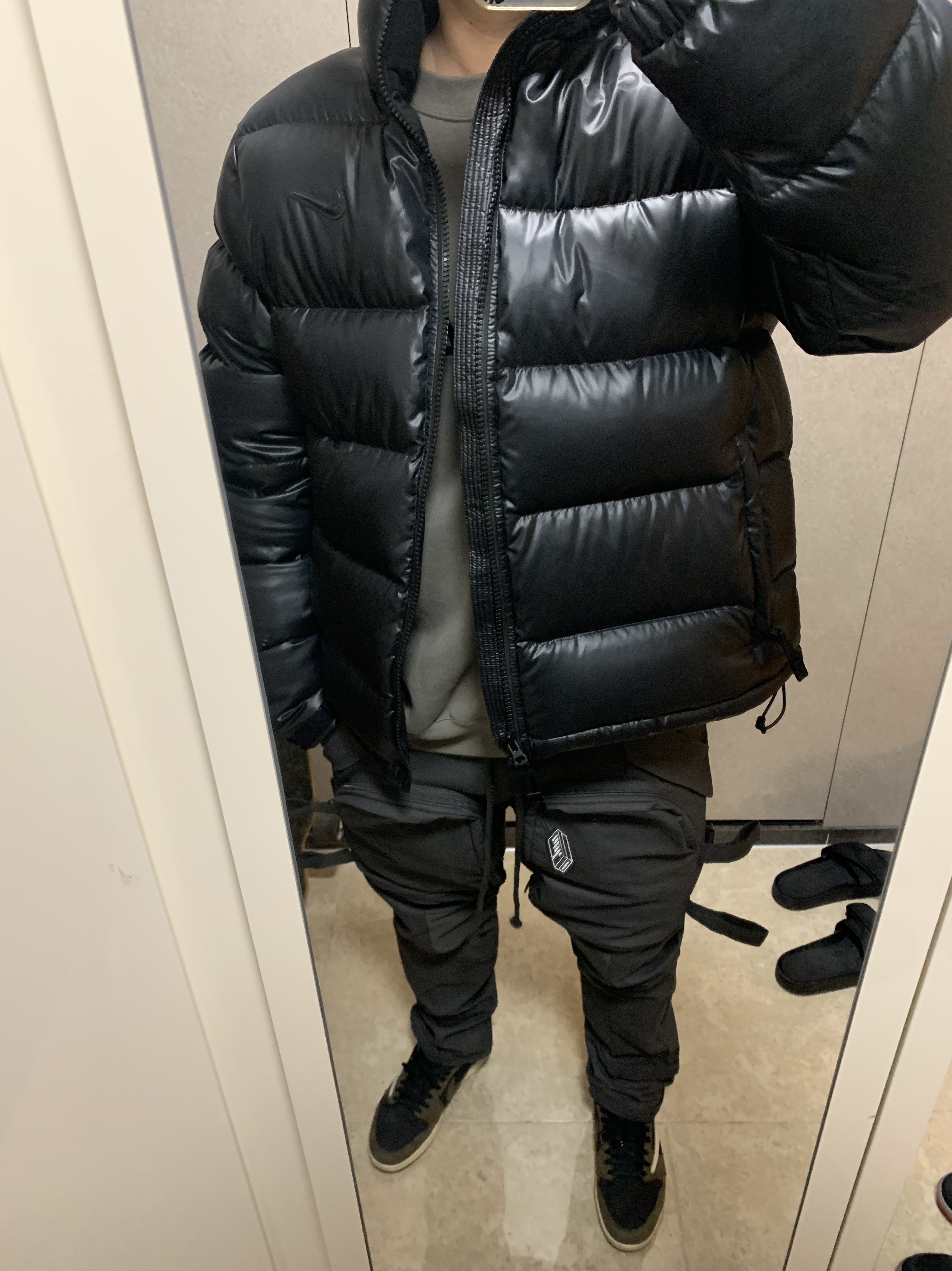 Jordan 1 x Travis Scott Retro Low OG SP Mocha, Essentials 3D Silicon Applique Crewneck Cement - 20FW 착용 스타일
