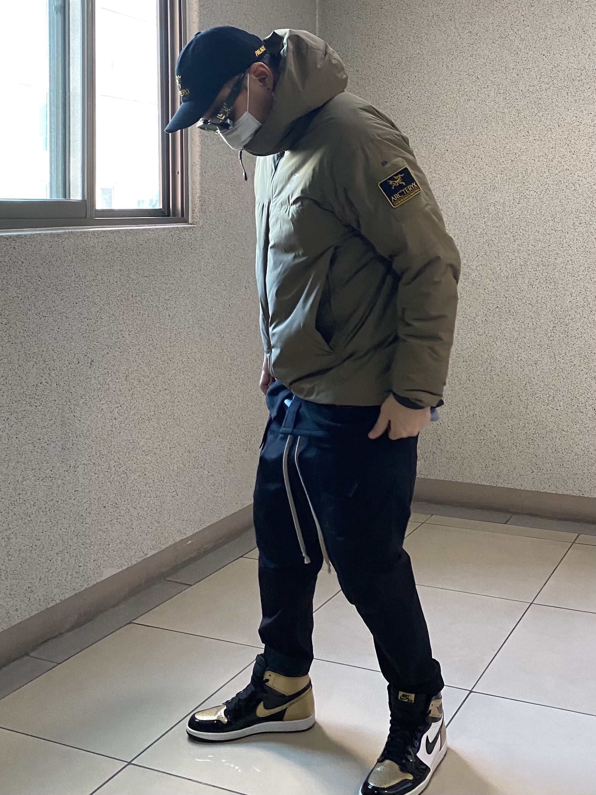 Jordan 1 Retro High NRG Patent Gold Toe, Palace x Arc'teryx 6-Panel Black - 20FW 착용 스타일