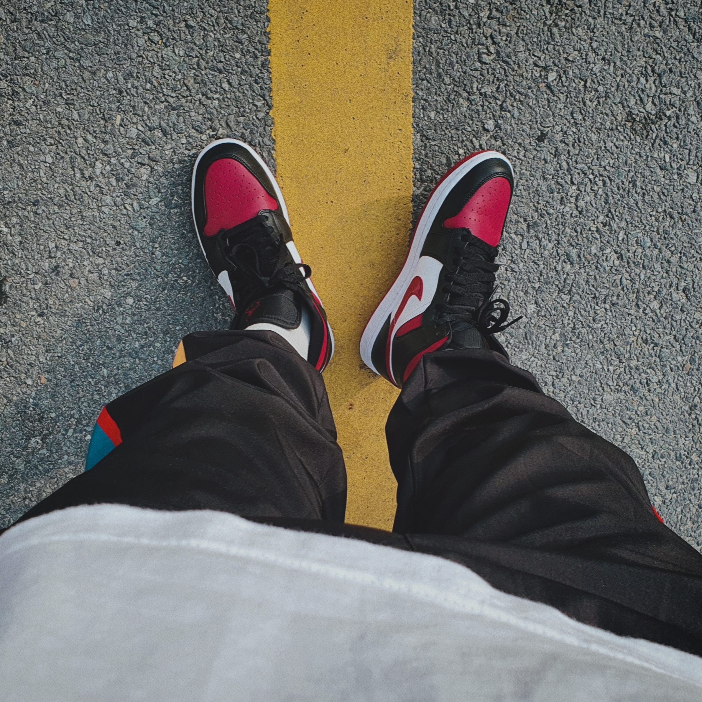 Jordan 1 Mid Bred Toe Noble Red 착용 스타일