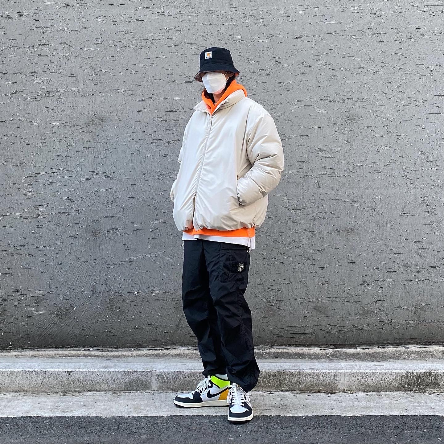 Jordan 1 Retro High OG Volt Gold, Supreme x Stone Island Painted Camo Nylon Cargo Pants Black - 20FW 착용 스타일 - 3