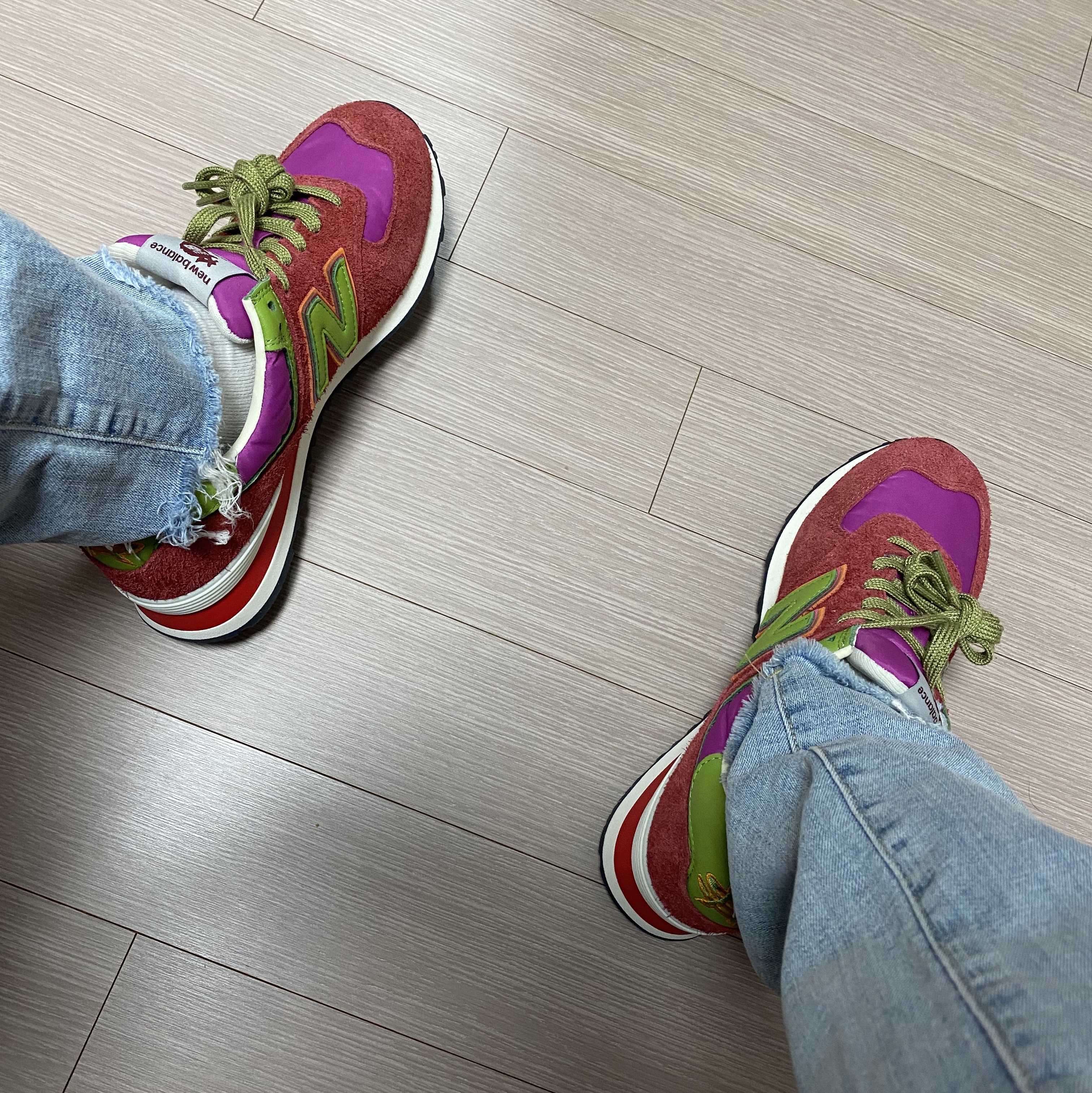 New Balance x Stray Rats 574 Red 착용 스타일 - 3